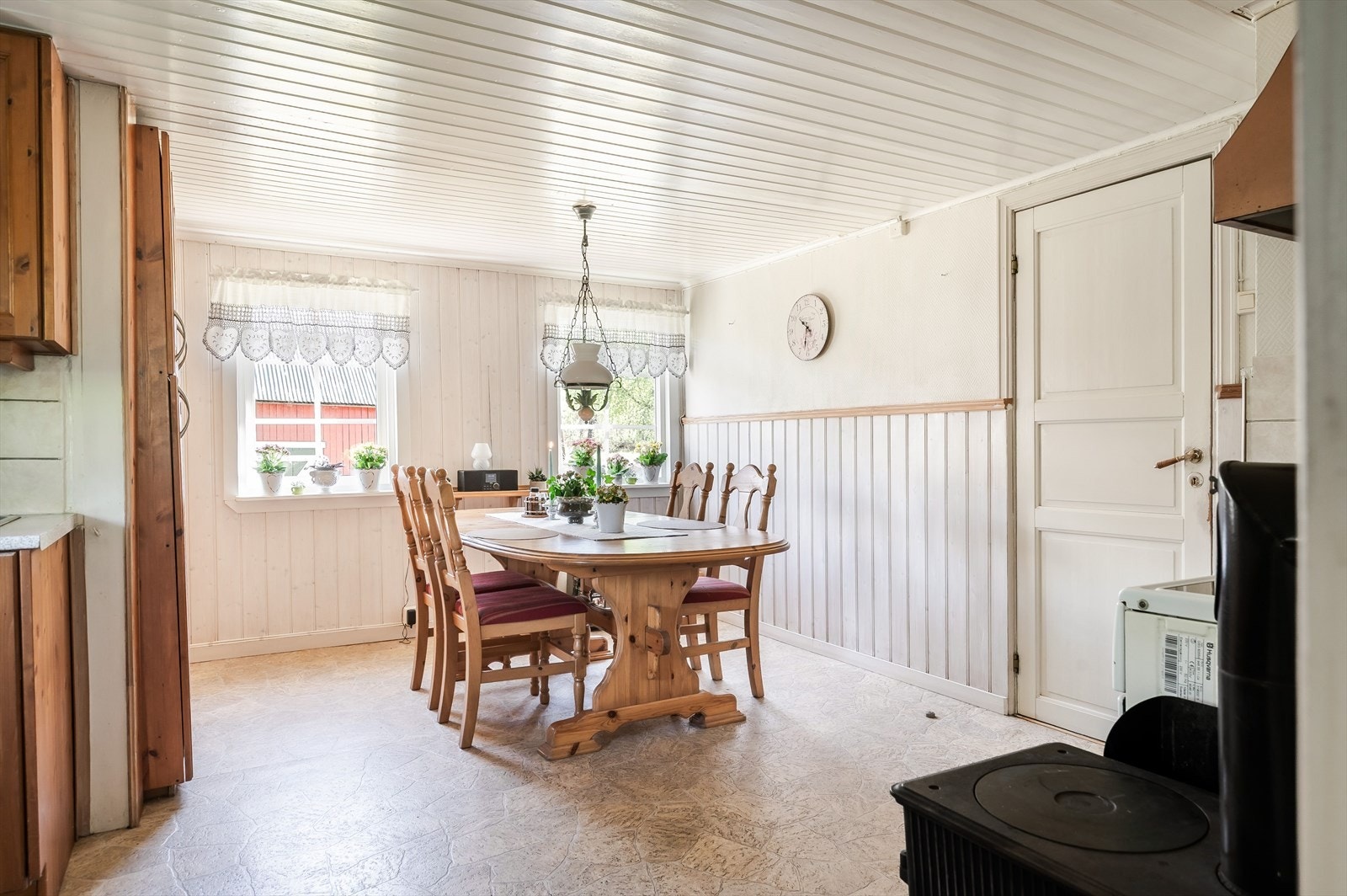 På kjøkkenet er det god plass til et stort spisebord som gjør at også kjøkkenet blir et naturlig oppholdsrom. Galleribilde