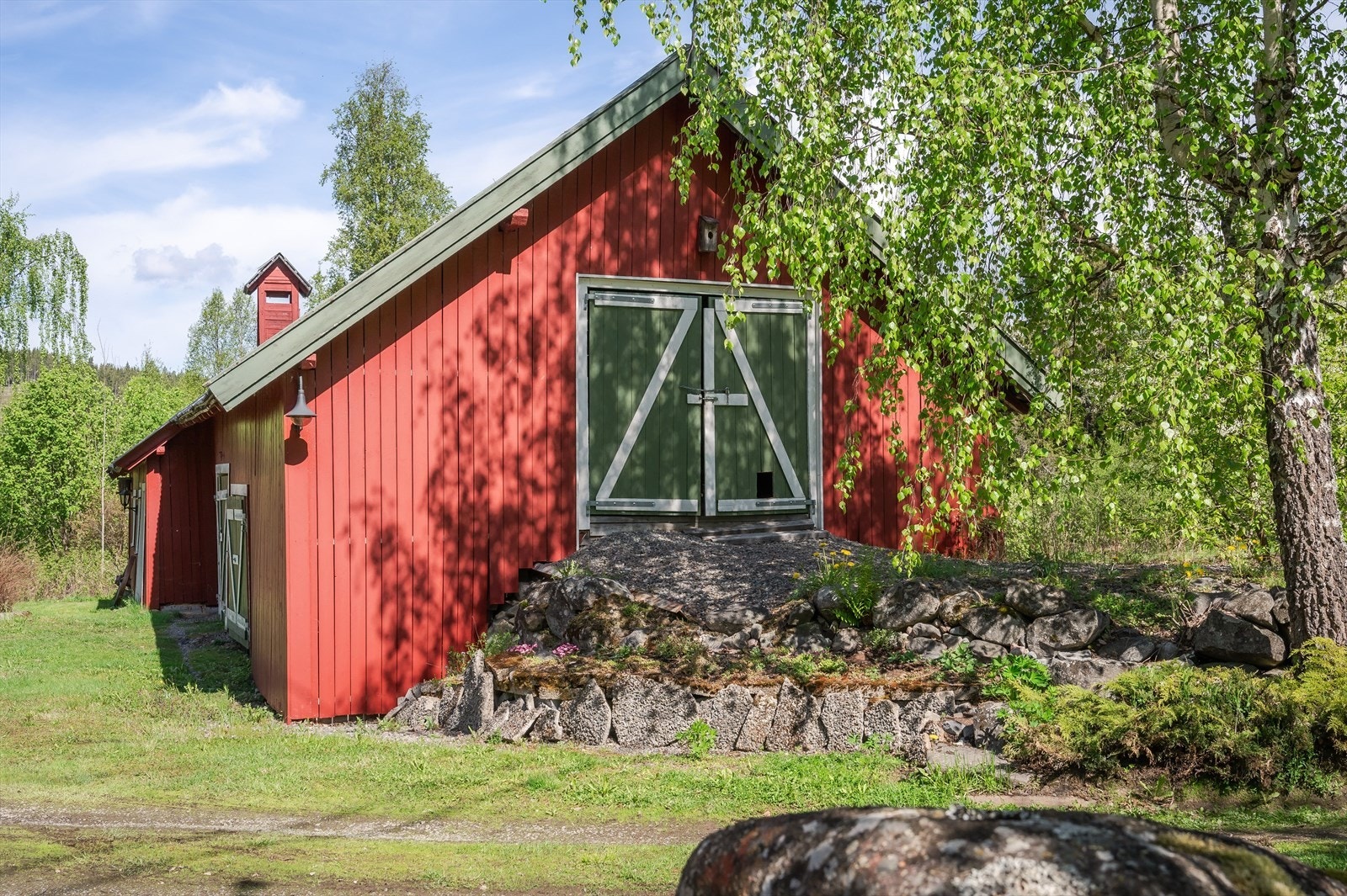 Sjarmerende rødmalt låve fra ukjent byggeår. Galleribilde