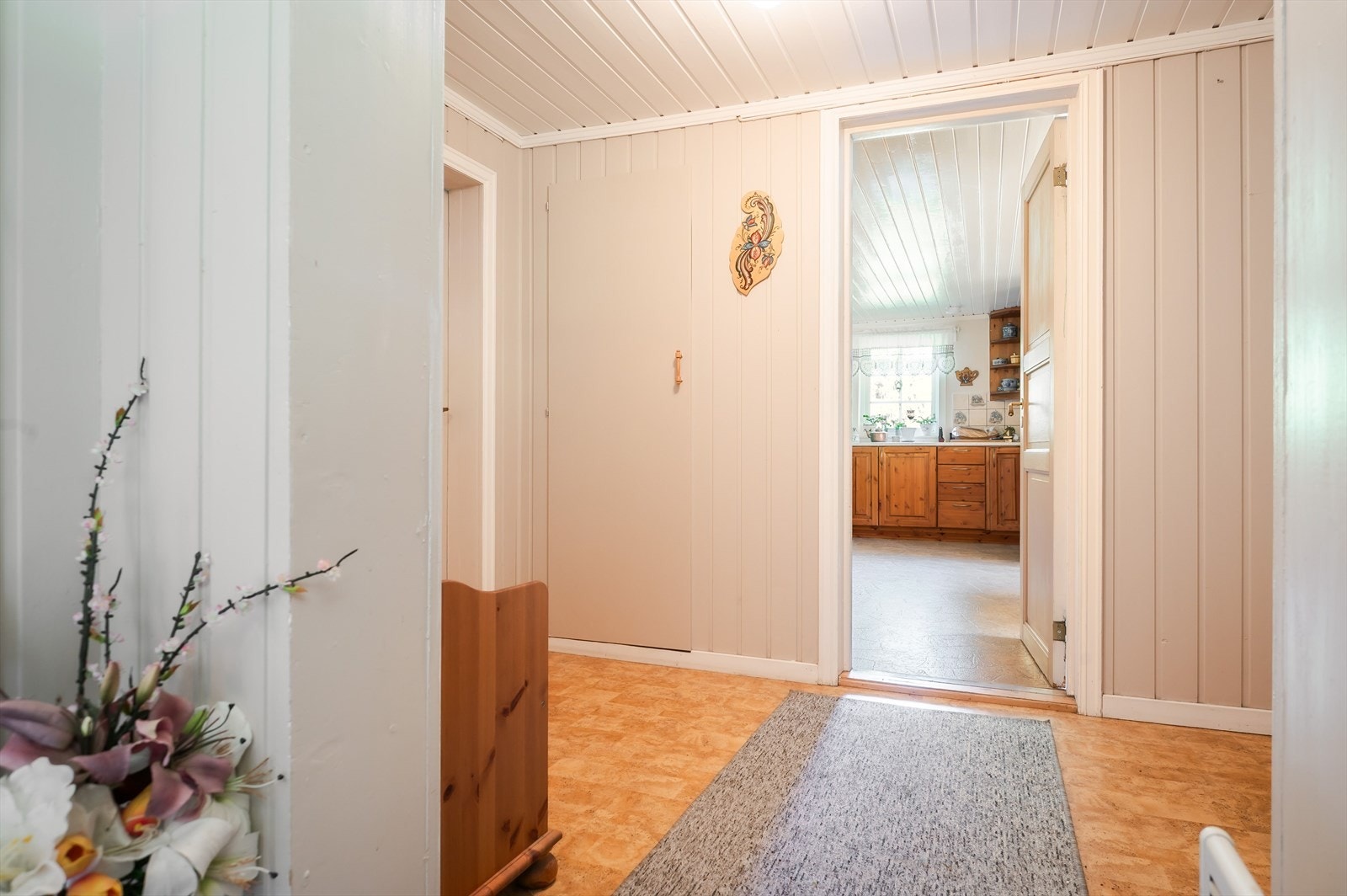 Fra entréen kommer du videre inn i gang/trapperom med adkomst til både stuen og kjøkkenet. Galleribilde
