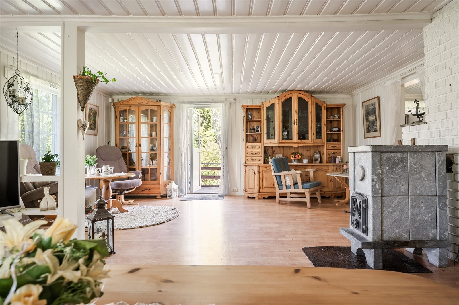 Stuen er romslig og kan enkelt innredes med ulike soner og flere sittegrupper. Galleribilde