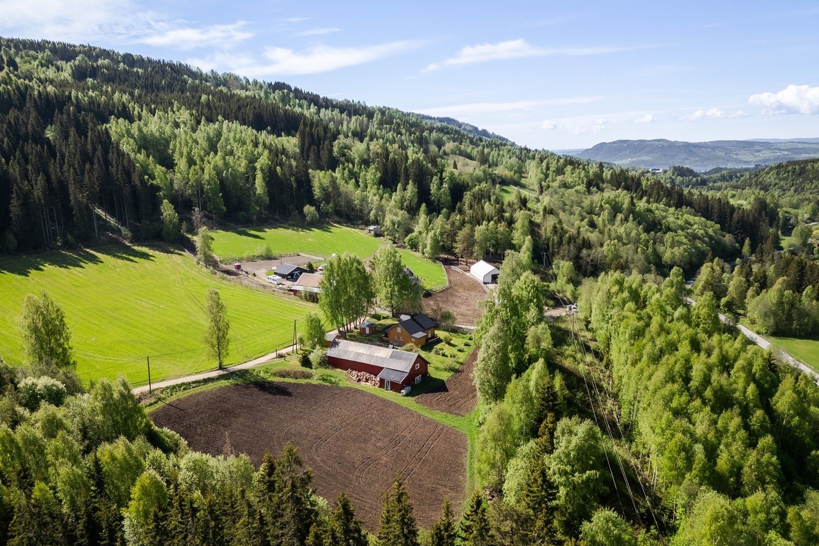 Eiendommen ligger i landlige områder ved Mauset i Ringsaker kommune. Området består i all hovedsak av spredt bebyggelse og landbruksarealer. Minimalt med støy fra nærområdet og omgivelsene. Utsyn over nærområdet. Galleribilde