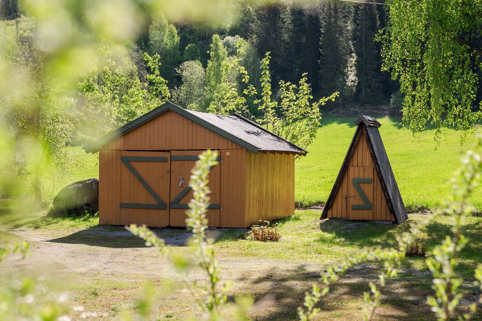 Eiendommen er også bebygd med en garasje fra ca. 2016. Galleribilde
