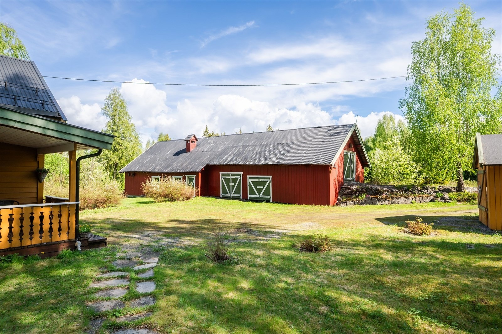 Eiendommen er også bebygd med en låve på 164m² og en garasje på 17m². Galleribilde