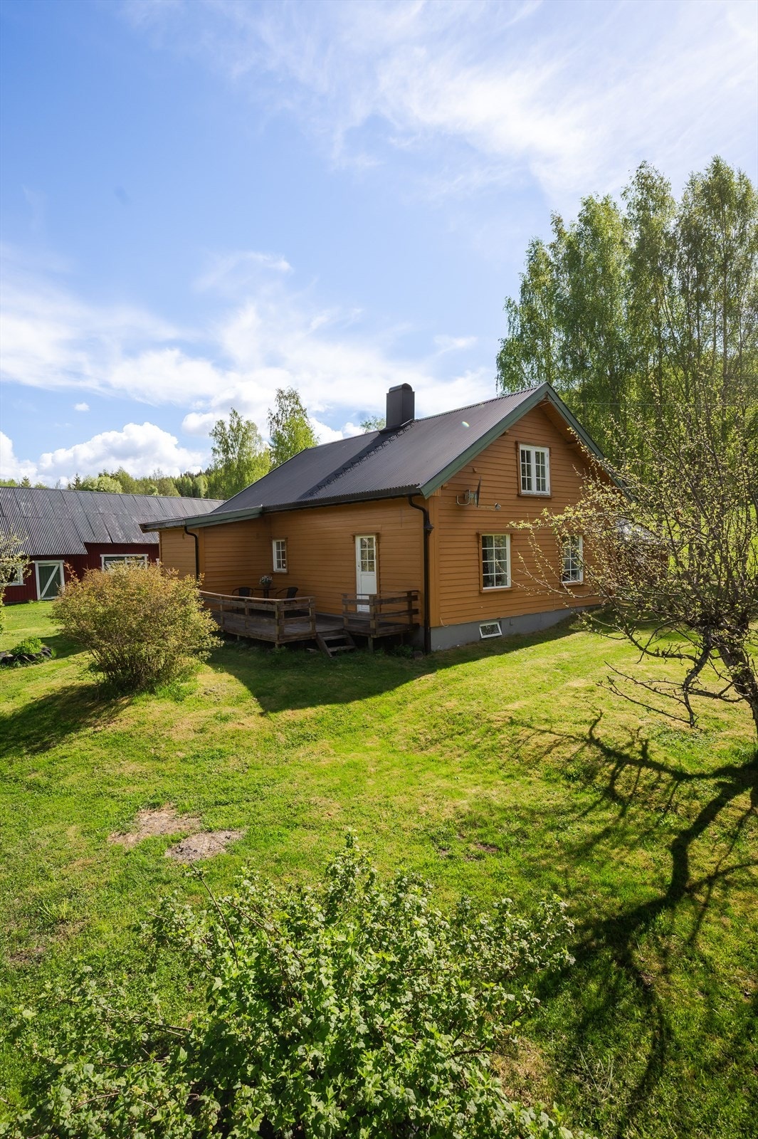Den store eiendommen gir muligheter for både rekreasjon og avkobling. Her kan du nyte lange turer i skogen, oppleve dyrelivet på nært hold, eller rett og slett bare nyte stillheten og skjønnheten som omgir deg. Galleribilde
