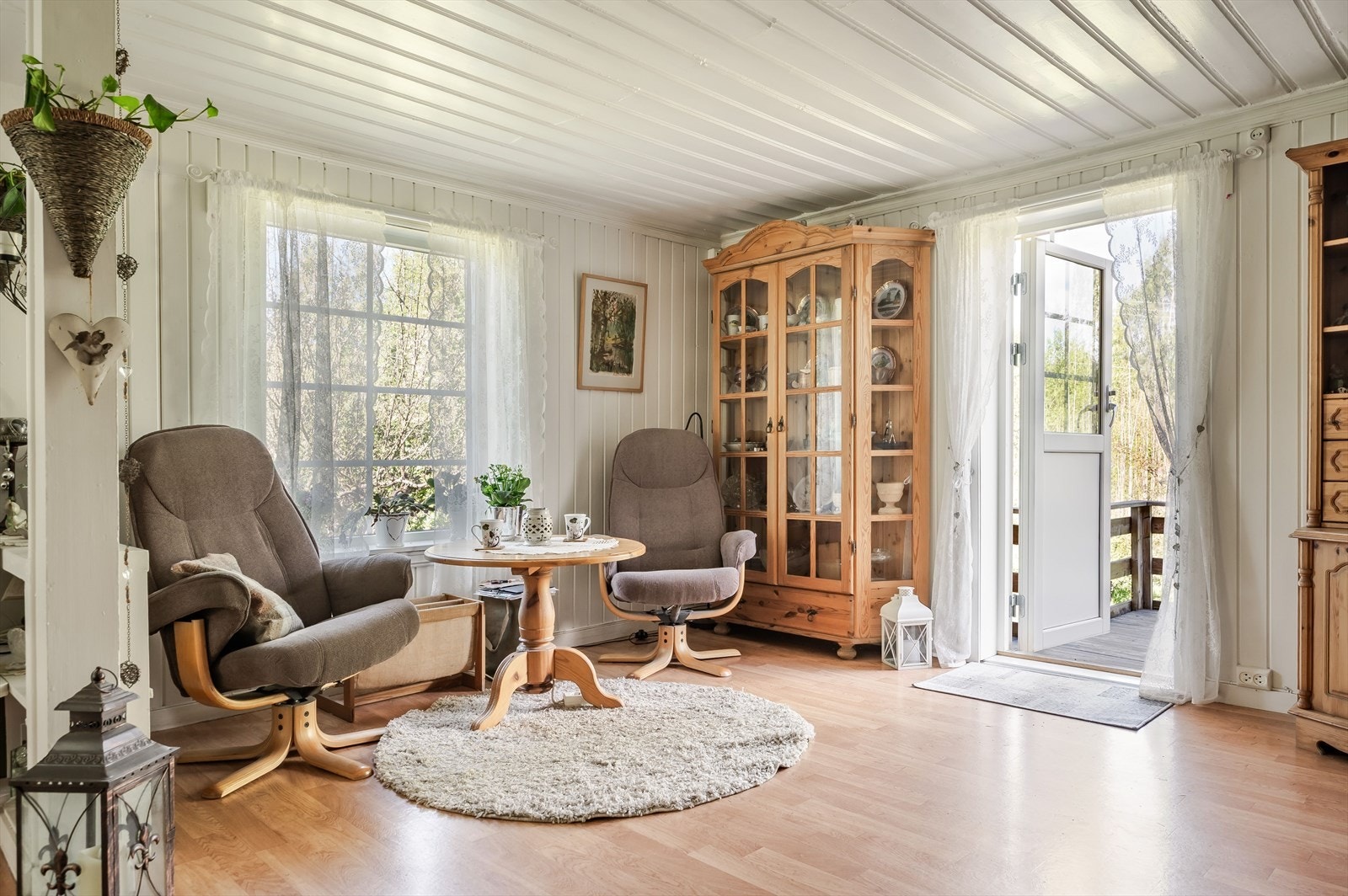 Stuen har vindusflater mot tre ulike himmelretninger som sørger sor fint naturlig lys. Vinduene i boligen er i hovedsak fra 2017. Galleribilde