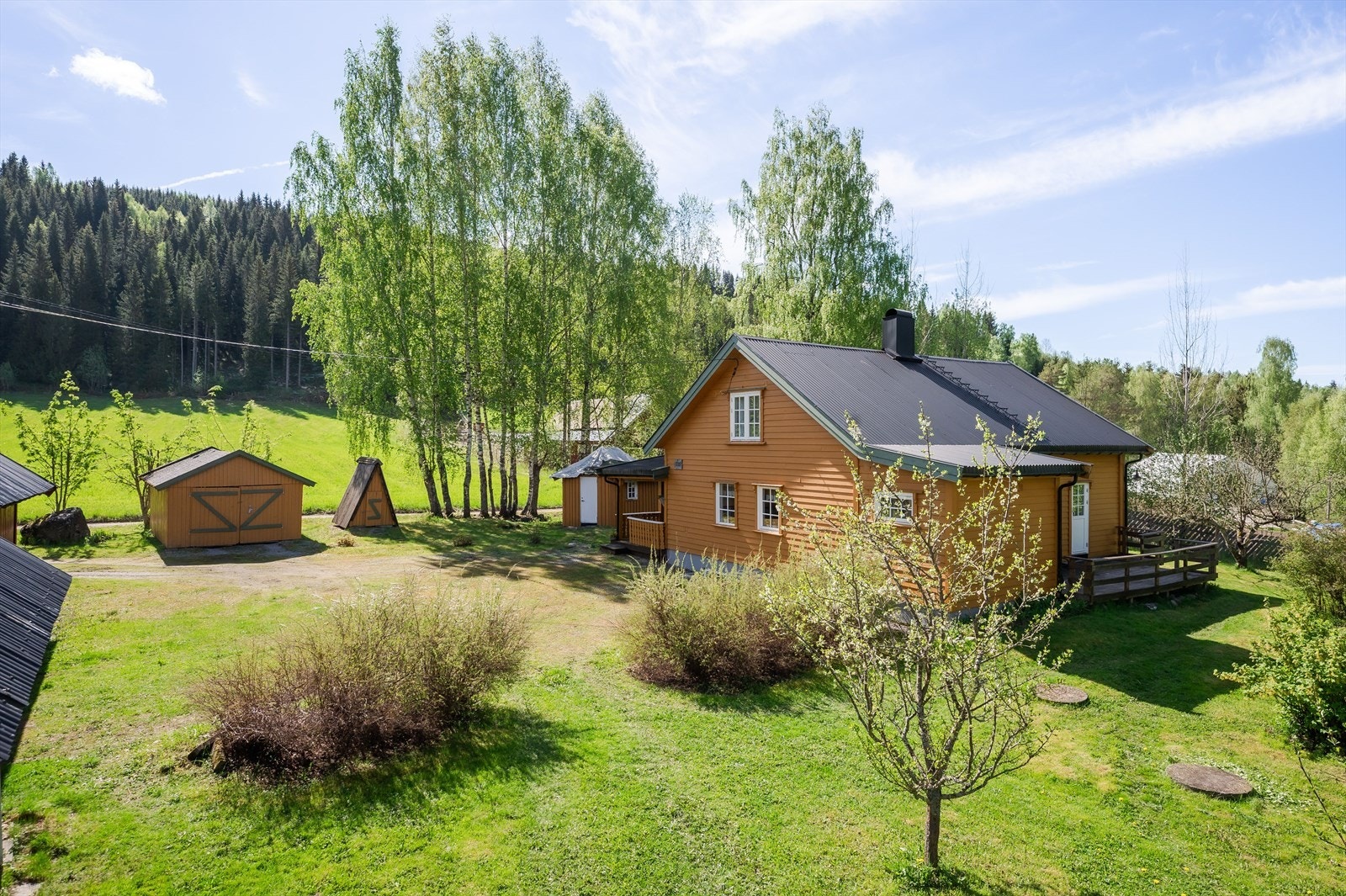 Et koselig småbruk som består av ca. 15,7 daa fulldyrka jord og ca. 10,8 produktiv skog. Galleribilde
