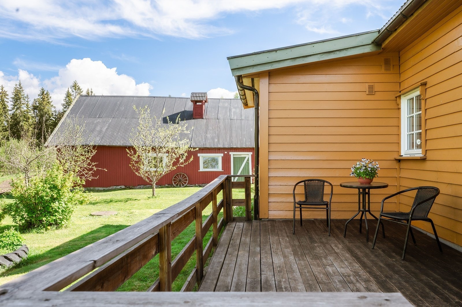 Terrassen vender mot nordvest - her kan du nyte deilig kveldssol! Galleribilde