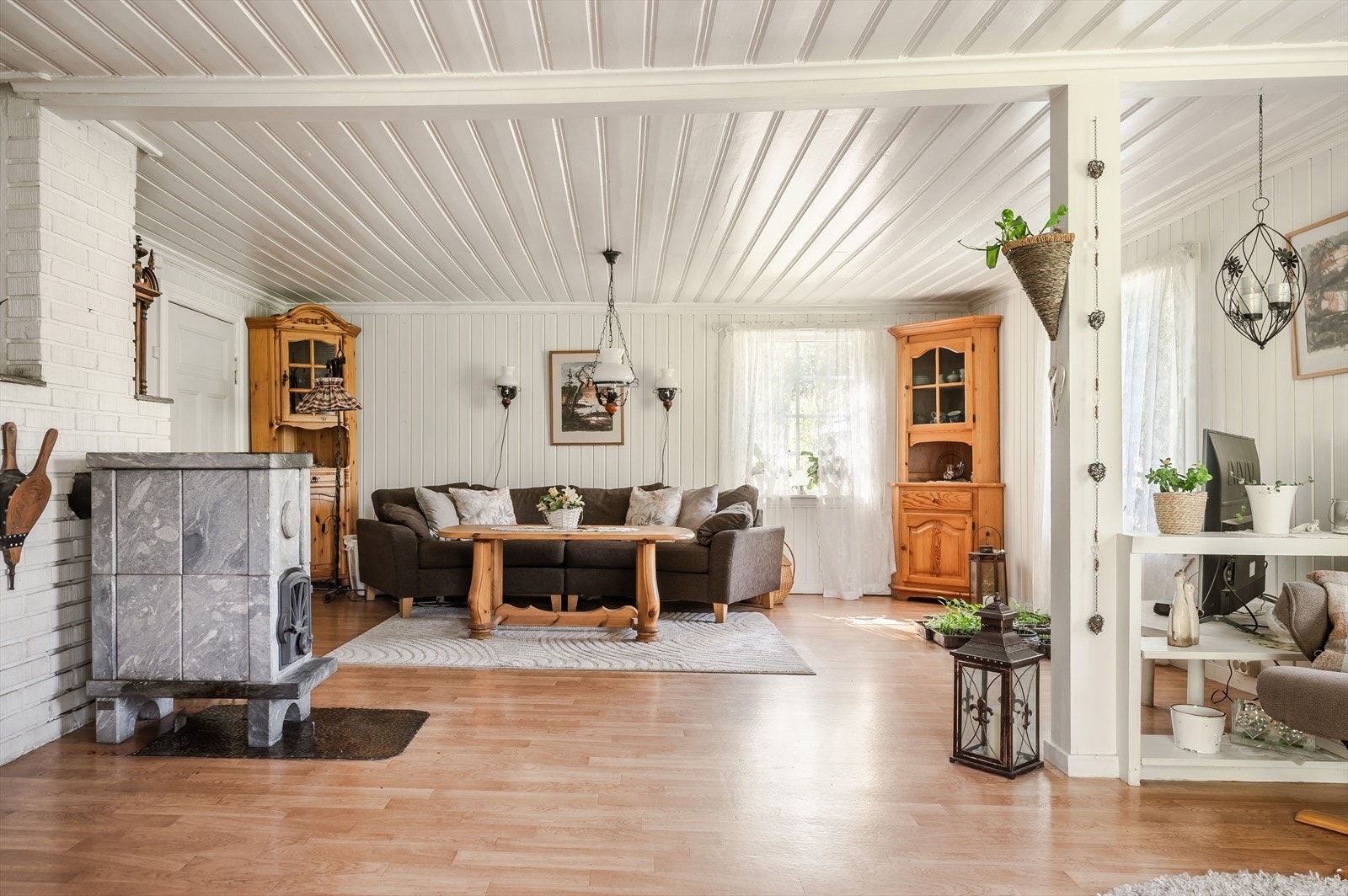 Stuen er det naturlige oppholdsrommet i boligen, og er et stort, lyst og hyggelig rom. Galleribilde