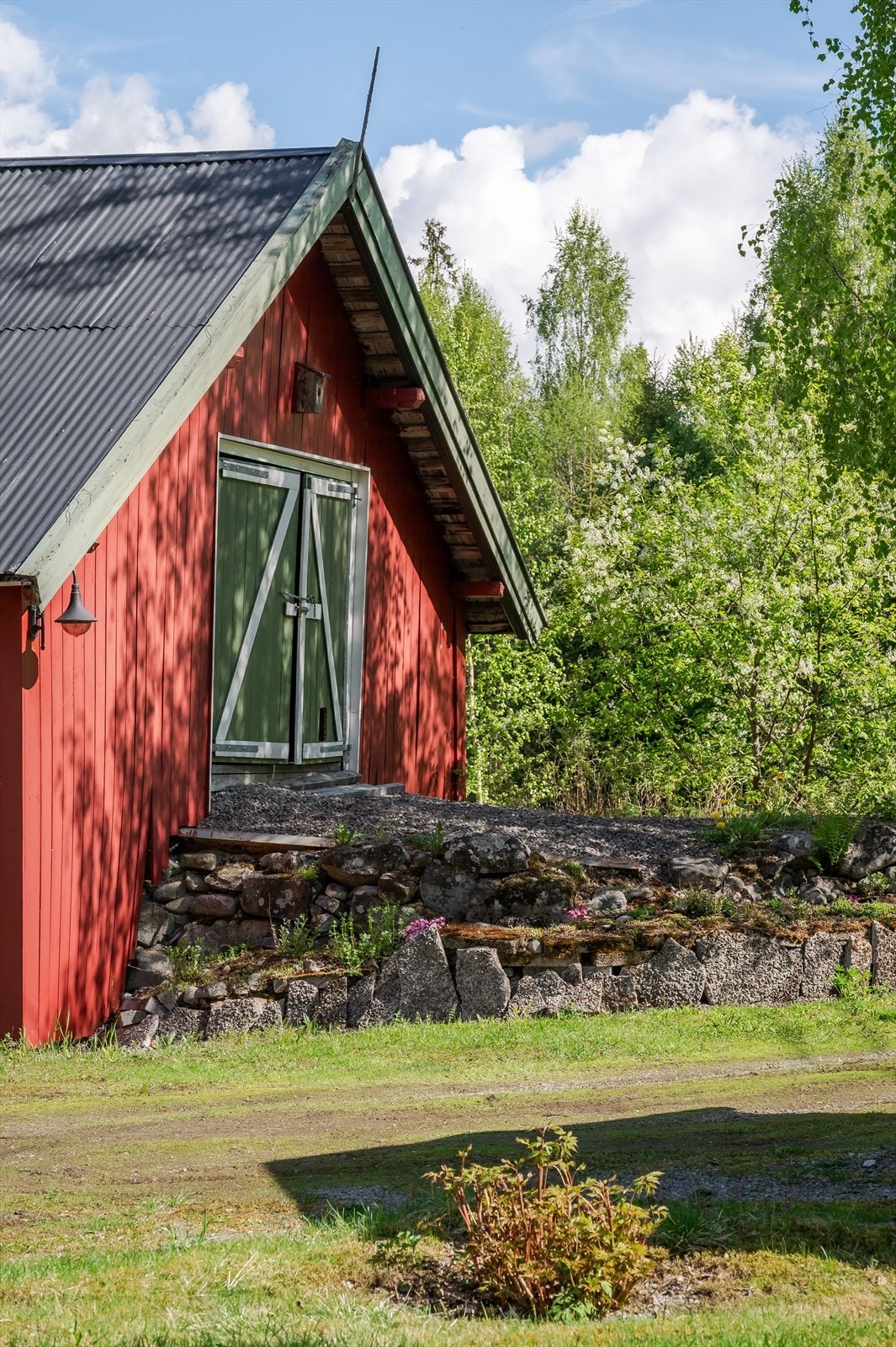 Adkomst via grønnmalte fløydører. Galleribilde