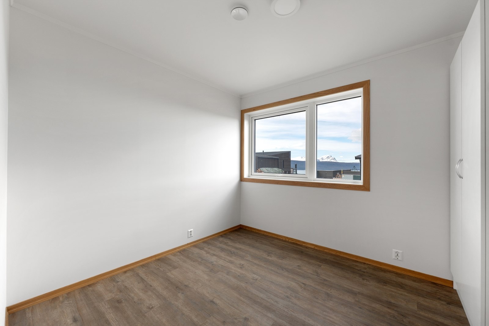Soverom 3- lyst rom med plass for soveromsmøbler og garderobeskap. Galleribilde
