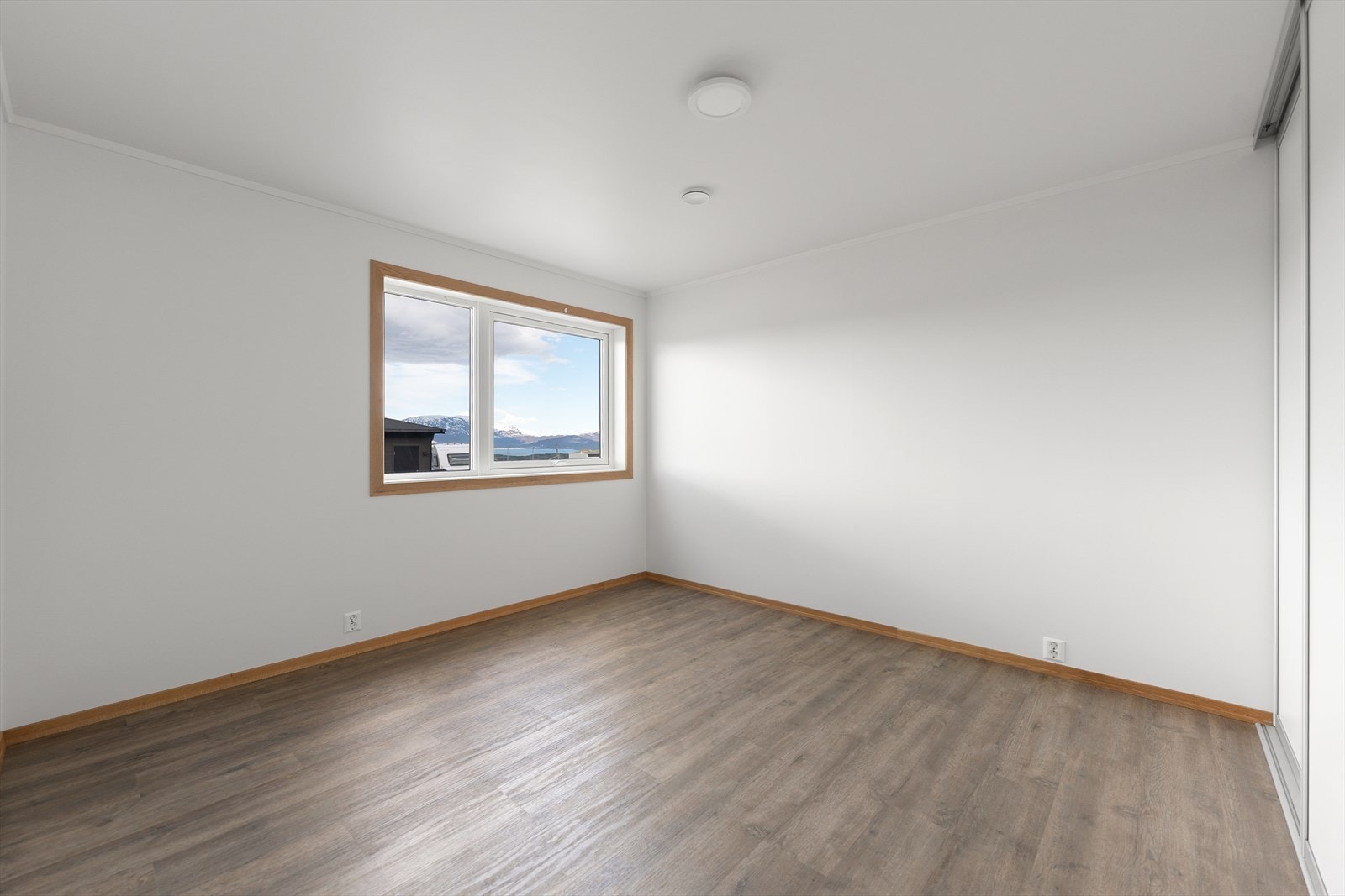 Soverom 4-Stort soverom som inneholder skyvedørsgarderobe. Galleribilde