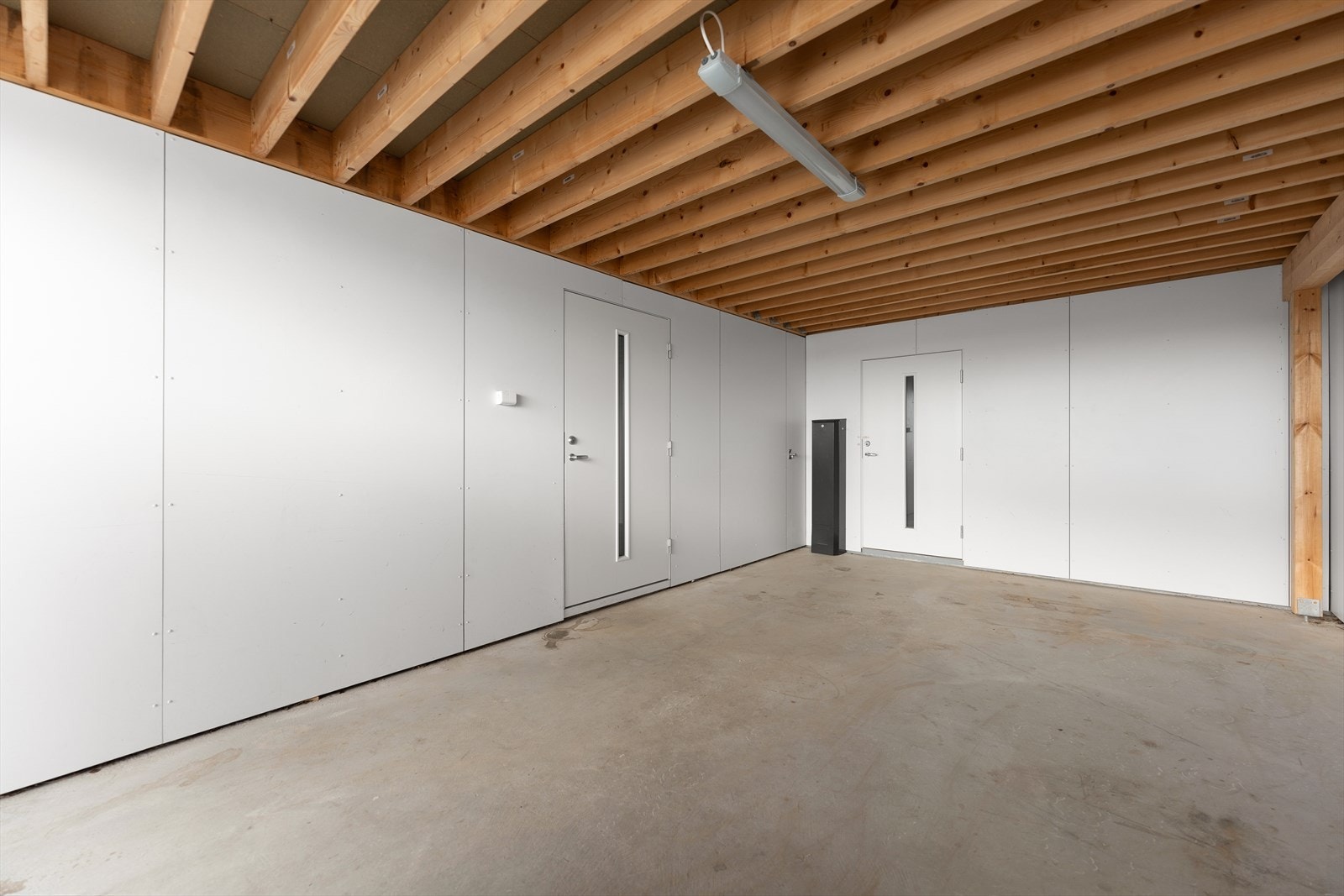 Carport med inngang til bolig og bod Galleribilde