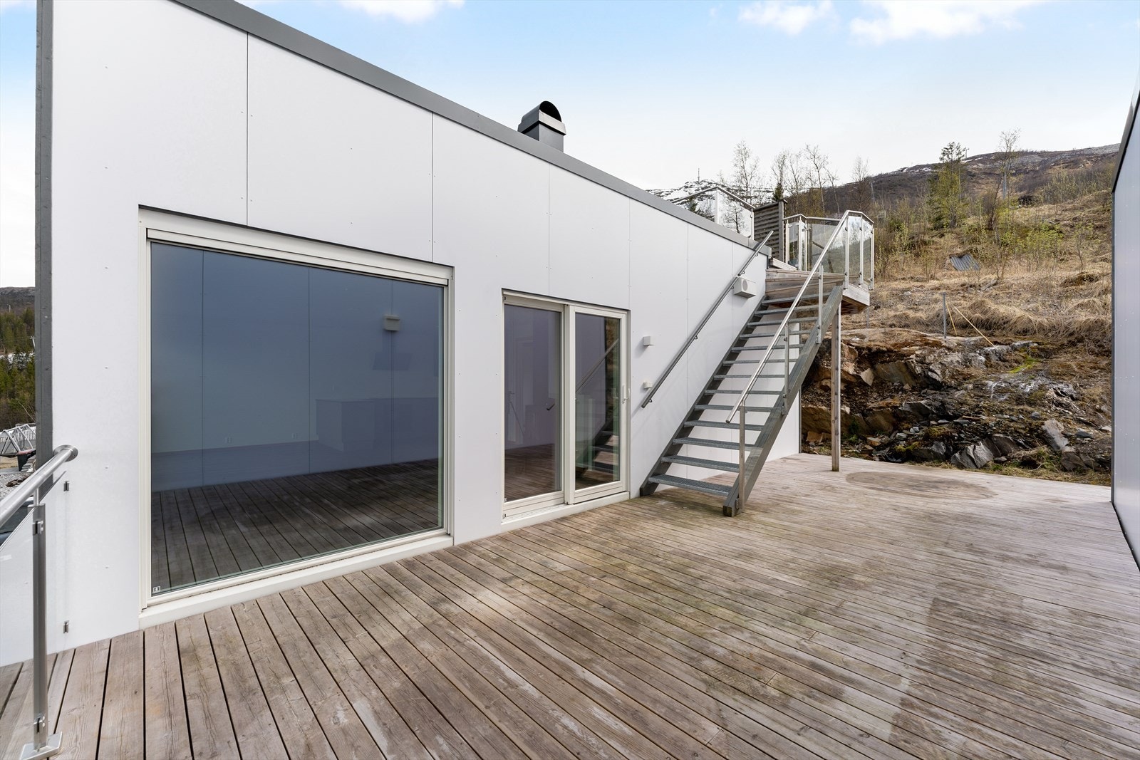 Stor terrasse med god plass til utemøbler, samt trapp opp til en flott takterrasse. Galleribilde