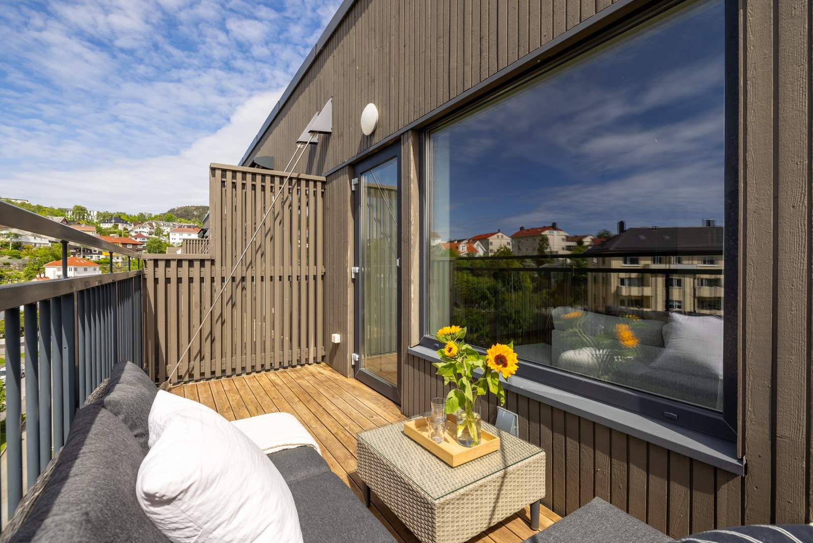 Det er meget gode solforhold på balkongen. Galleribilde