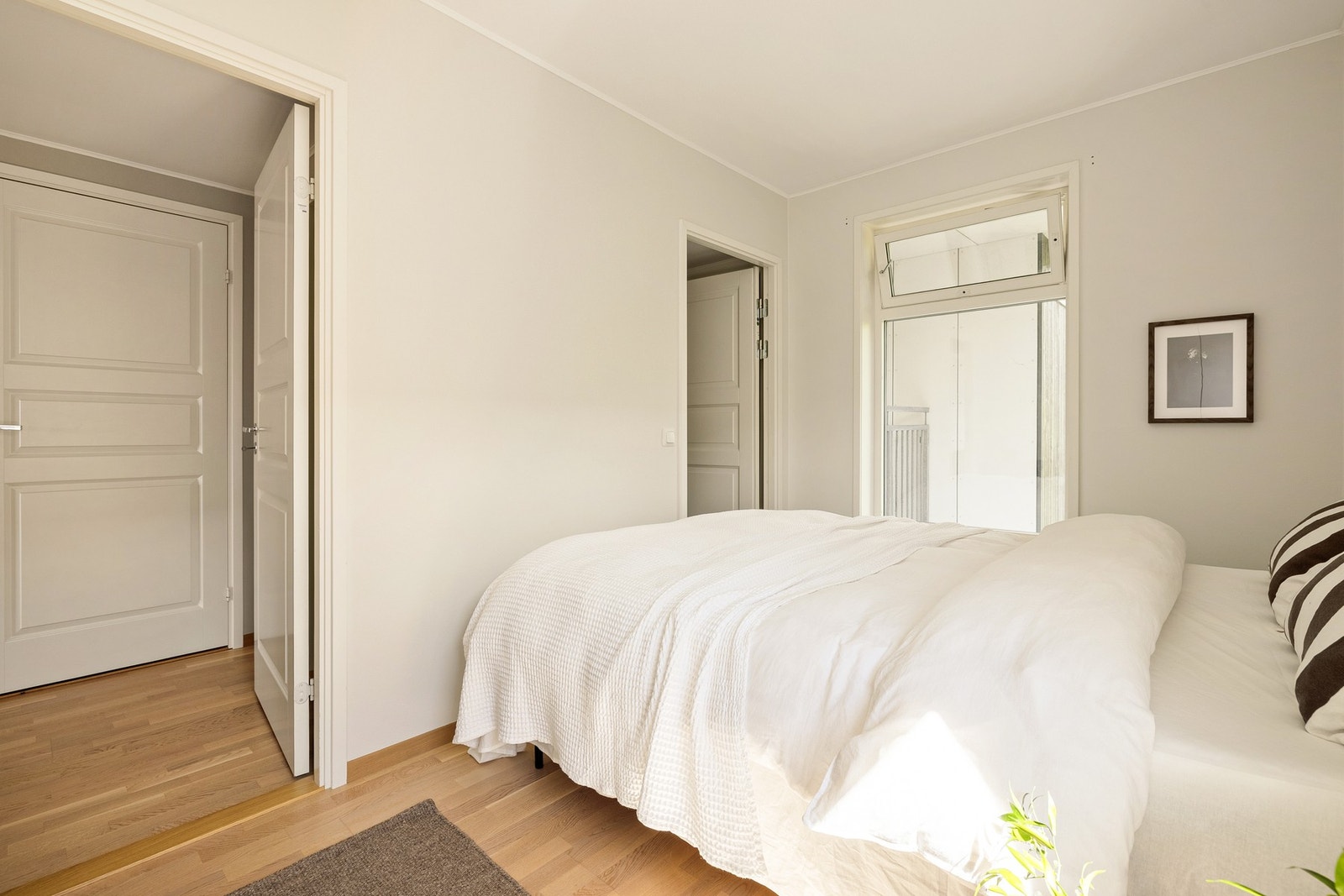 Hovedsoverommet har god plass til dobbeltseng. Galleribilde