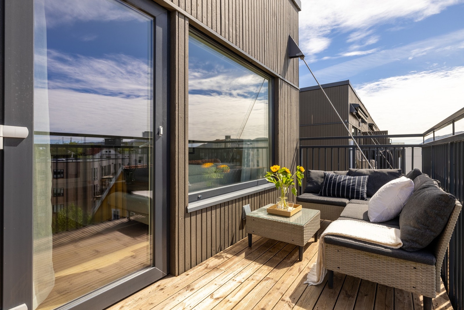 Balkongen har god plass til loungegruppe og bord. Galleribilde