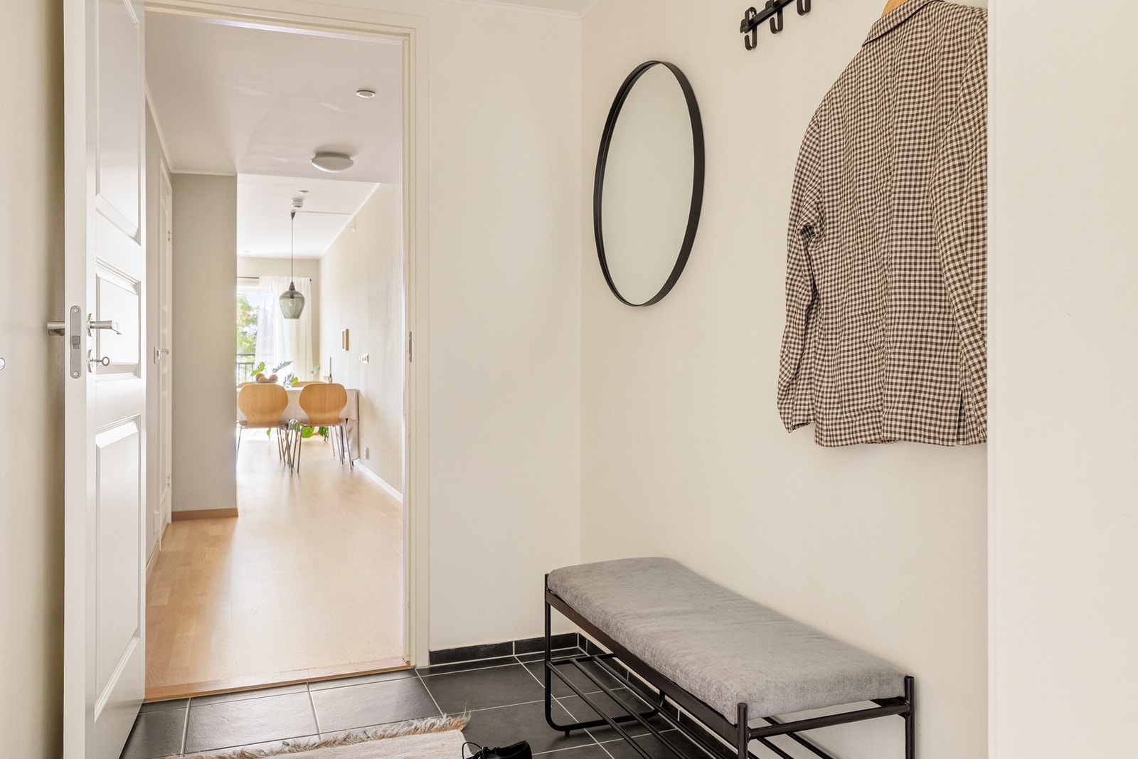 Innbydende og funksjonell entré med plass for klesoppheng og oppbevaring av sko. Galleribilde