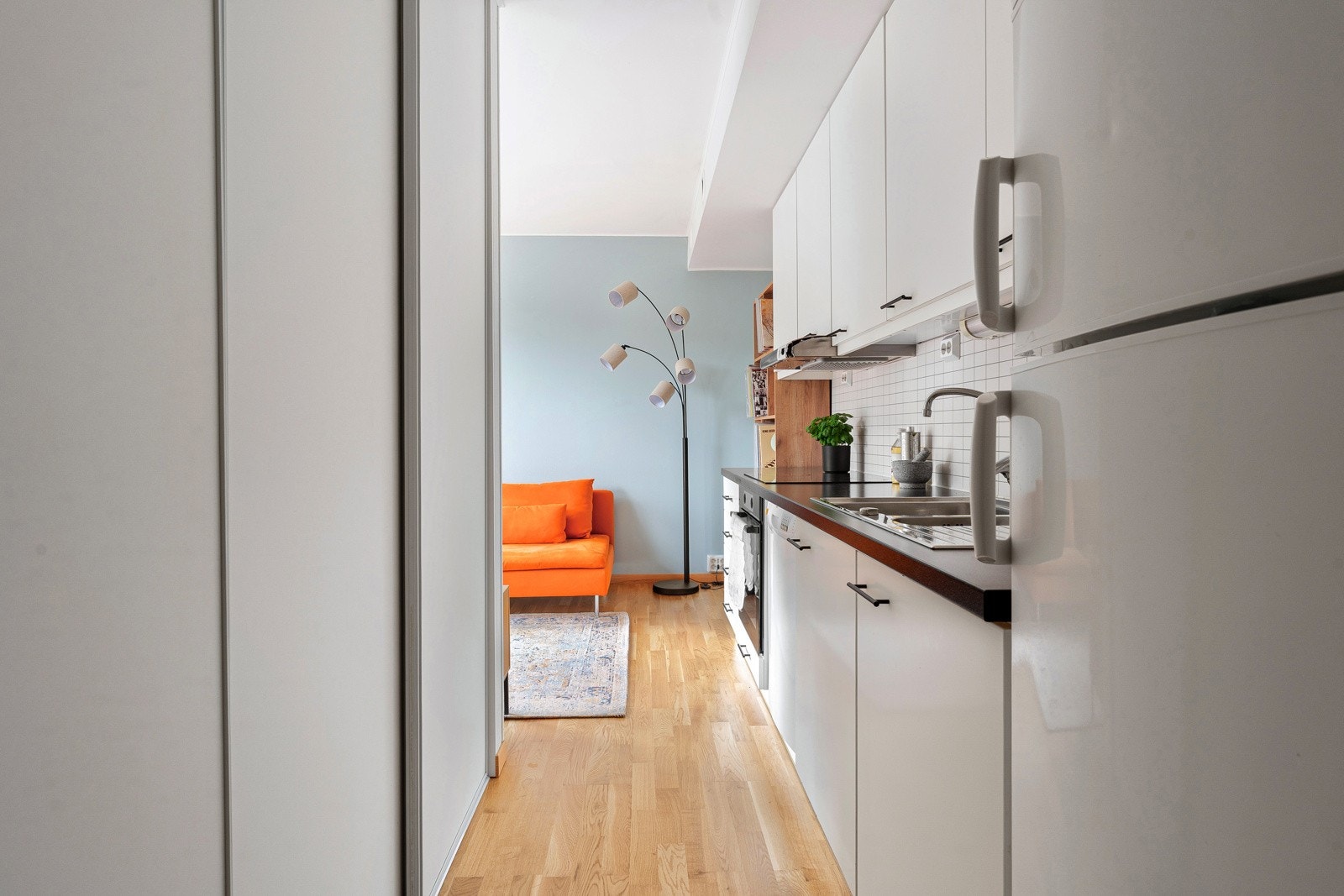 Stor skyvedørsgarderobe i gang bidrar til rikelig med oppbevaringsplass. Galleribilde
