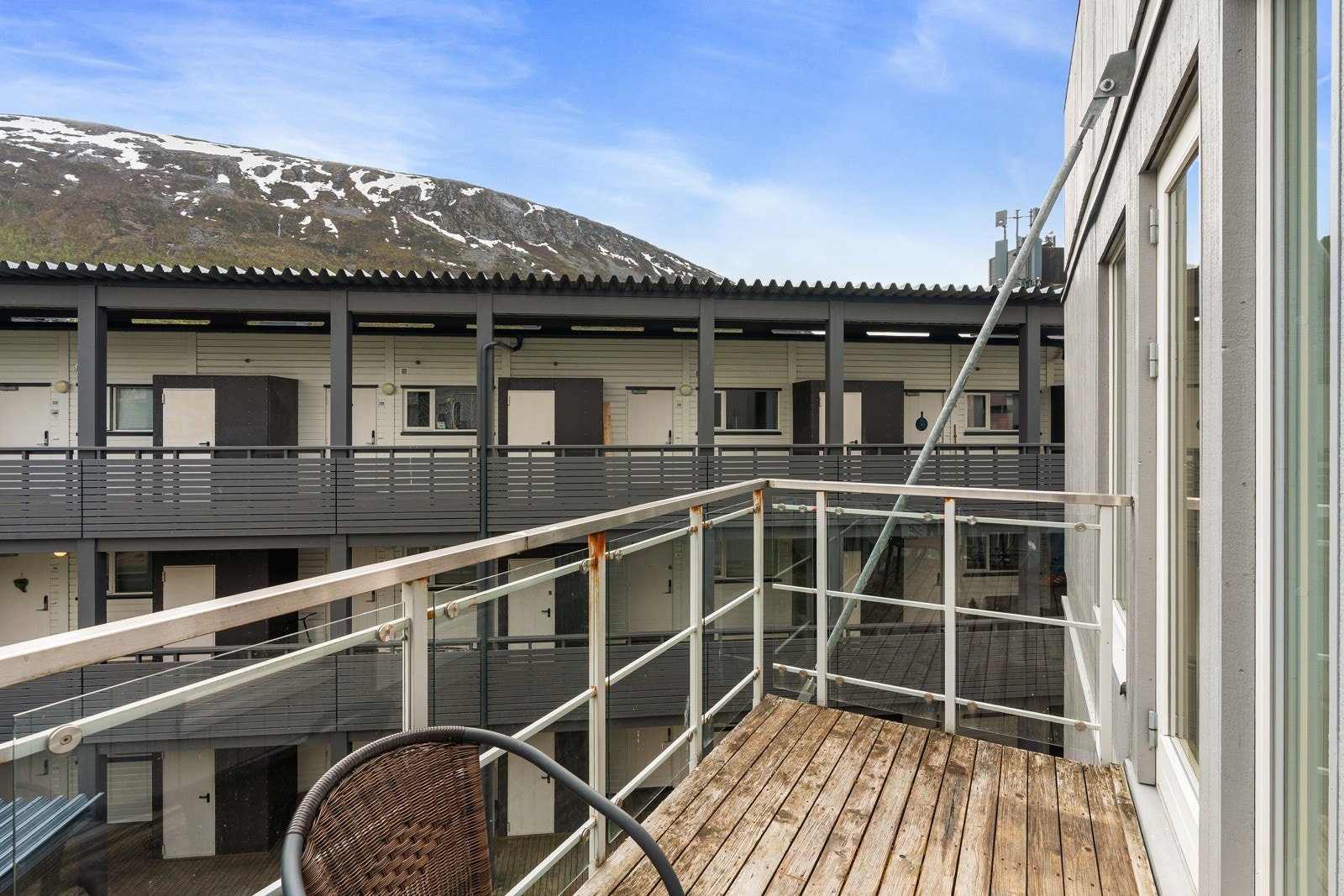 Balkongen byr på formiddagssol, og plass for utemøbler. Galleribilde