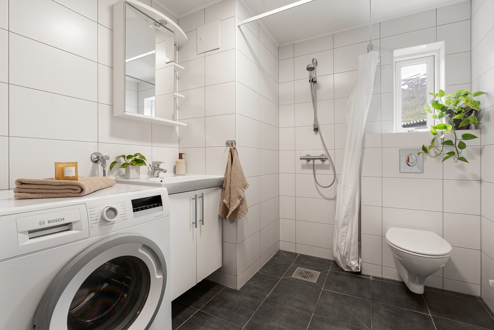 Flislagt bad. Ifm feil på samtlige bad i borettslaget skal badet renoveres fra ca 31.08.2026 til 09.10.2026. Mer info om dette i salgsoppgaven. Galleribilde