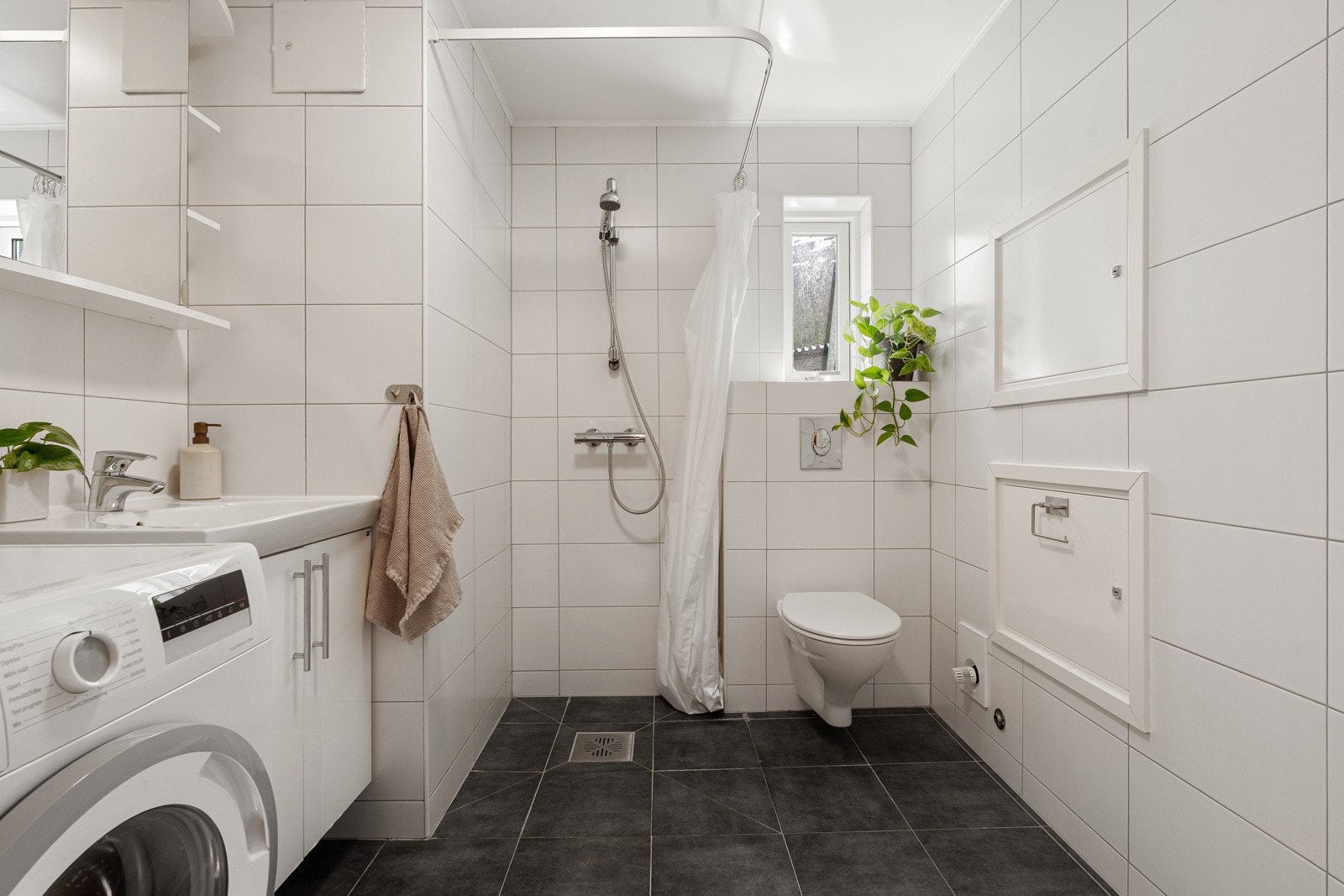 Det er lagt opp til at man ca 2 uker før renovering av bad starter, kan gjøre noen endringer og tilvalg på badet. Dette vil gi leiligheten er helt nytt og moderne bad. Galleribilde