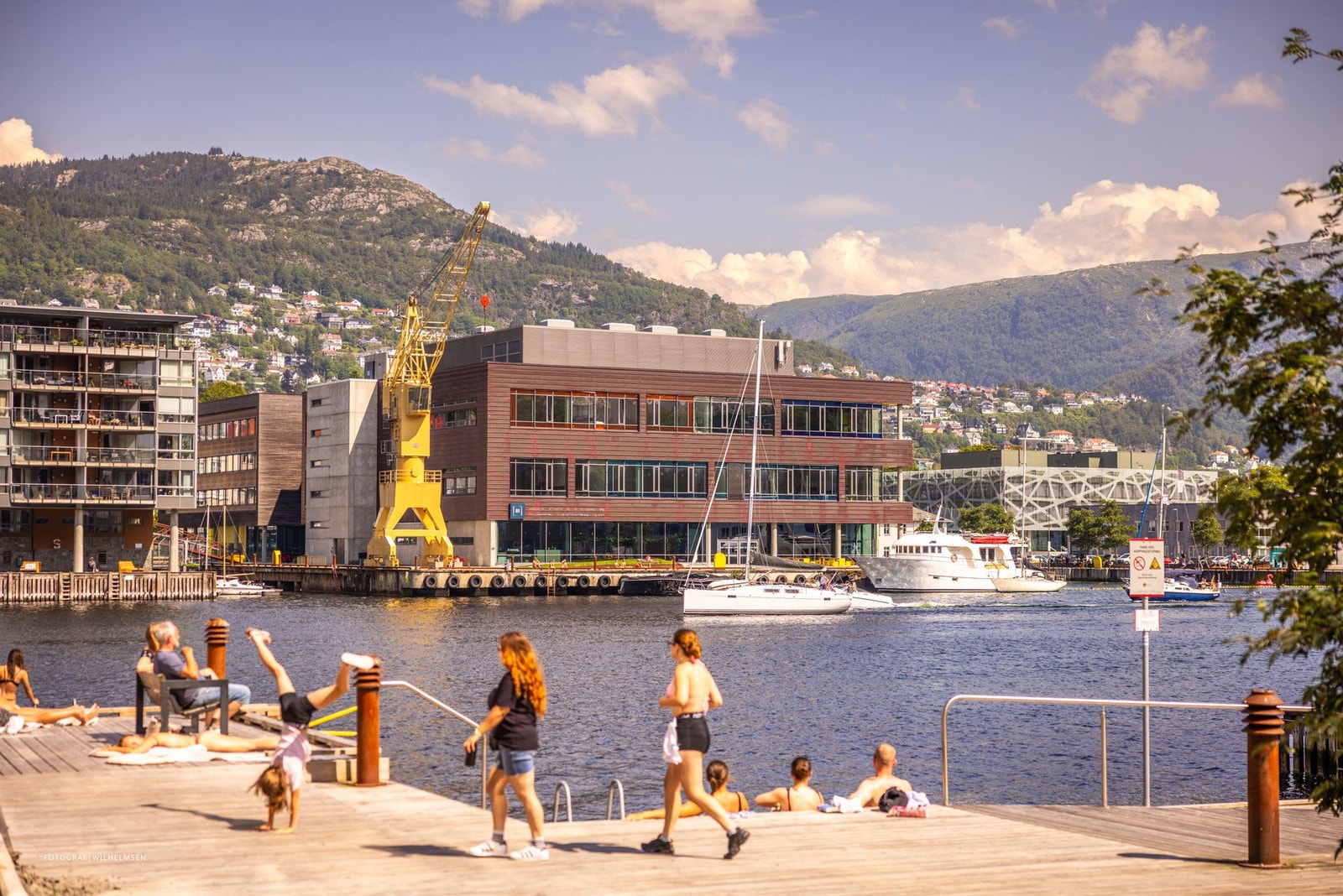 - Det er populært å bade rett fra bryggen langs Damsgårdssundet - Galleribilde