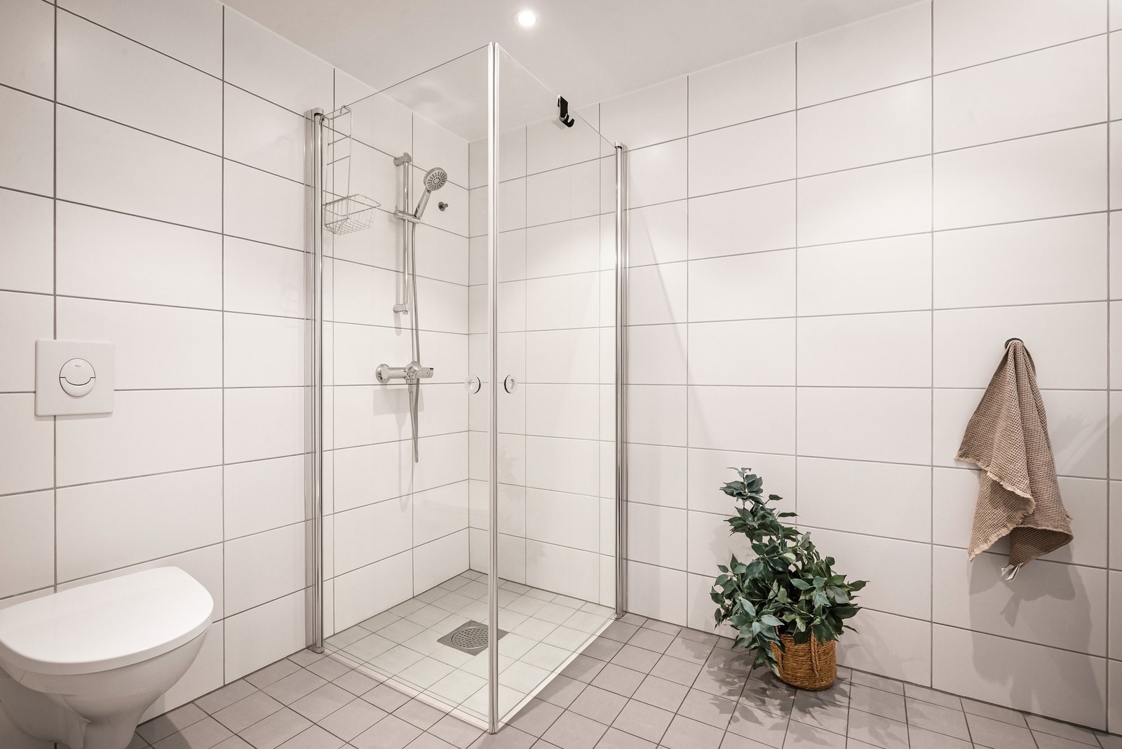 - Badet er helfliset med varmekabler i gulv - Galleribilde
