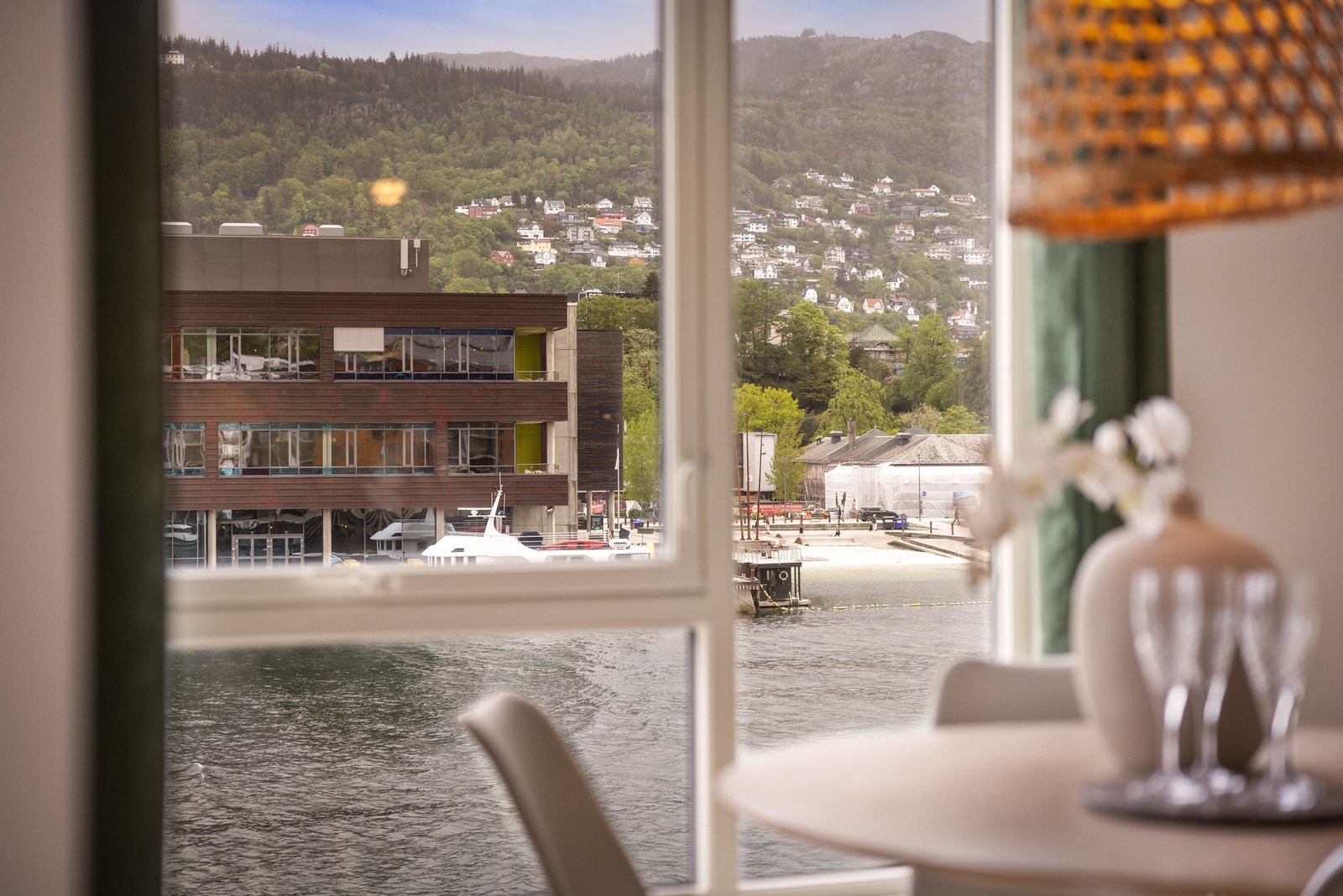 - Det er blant annet utsikt til Bystranden og BI - Galleribilde