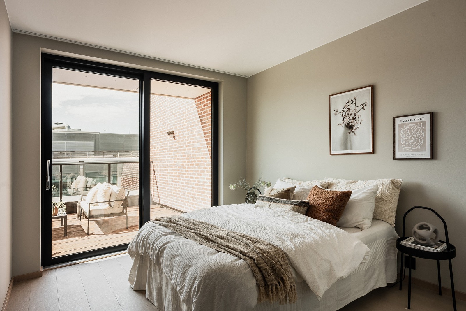 Hovedsoverommet fremstår som en privat og komfortabel sone med plass til stor dobbeltseng, og direkte utgang til balkongen via store skyvedører som slipper inn rikelig med naturlig lys. Galleribilde