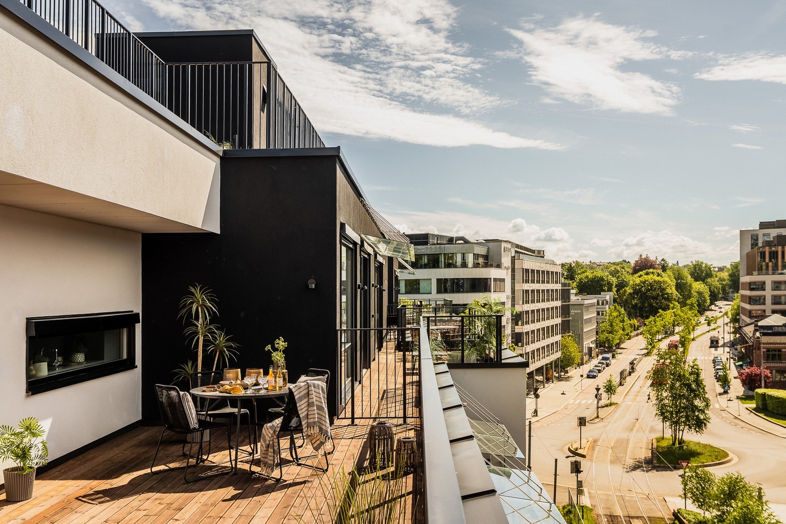 Fra terrassen er det fantastisk utsyn over nærområdet på Skøyen. Galleribilde
