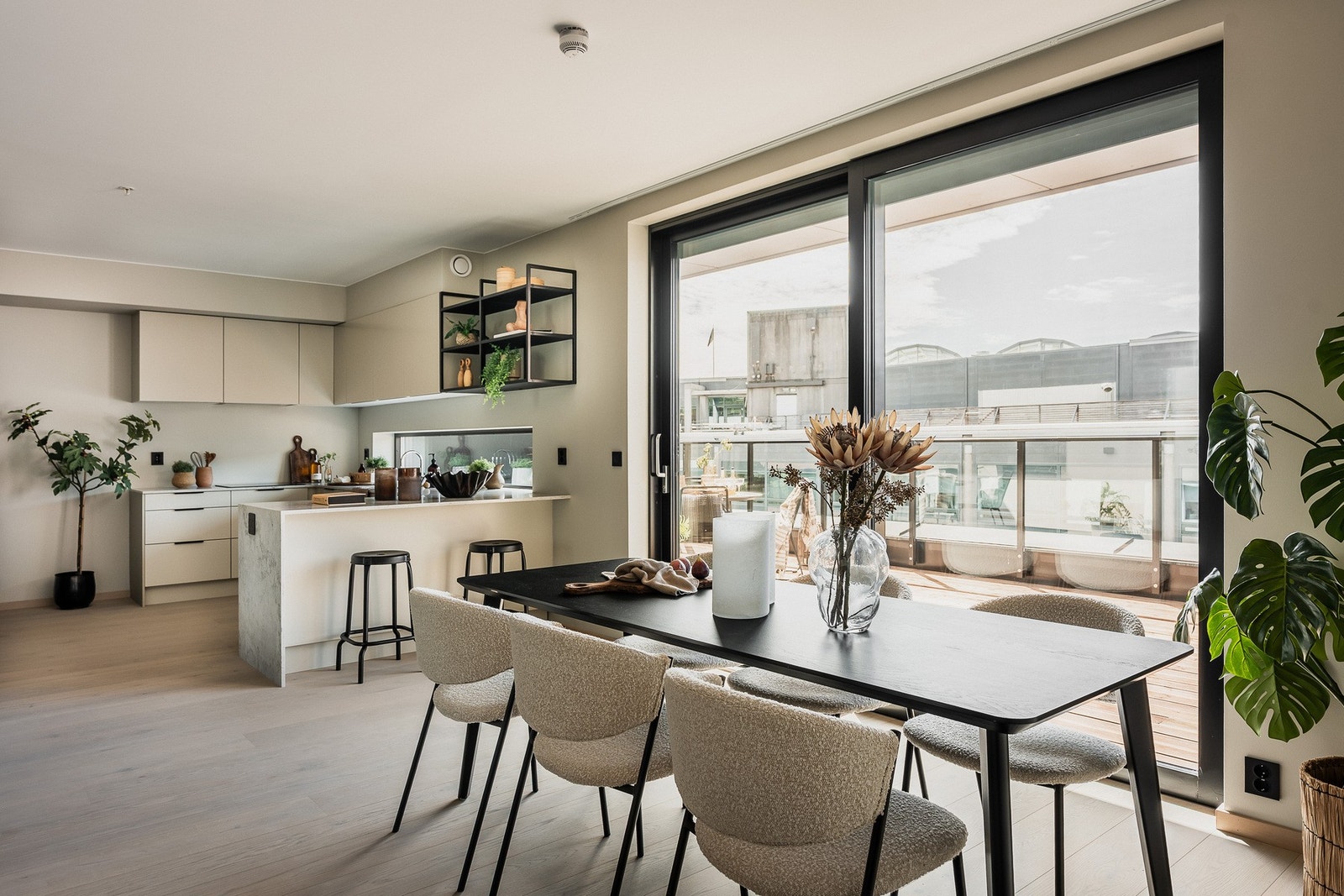 En moderne 4 roms toppleilighet fra 2025 med gjennomgående planløsning, store vindusflater og en fantastisk sydvestvendt terrasse med gode solforhold. Galleribilde