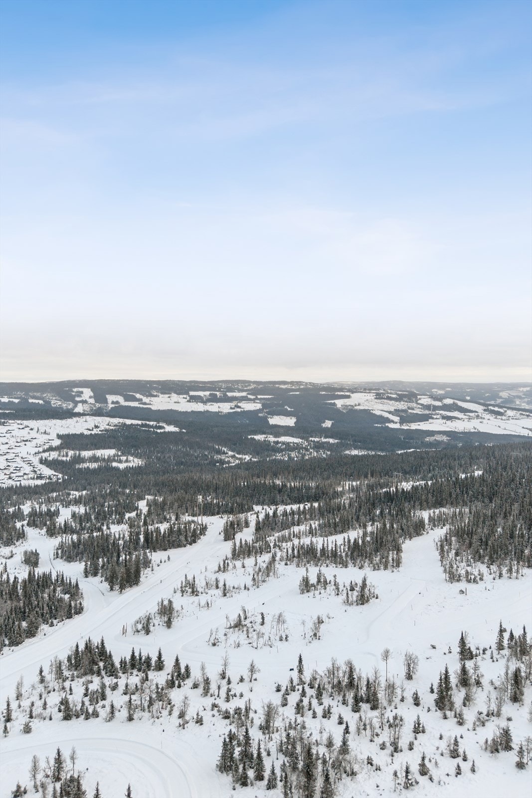 På klare dager kan utsikten strekke seg mot Jotunheimen og Rondane. Galleribilde