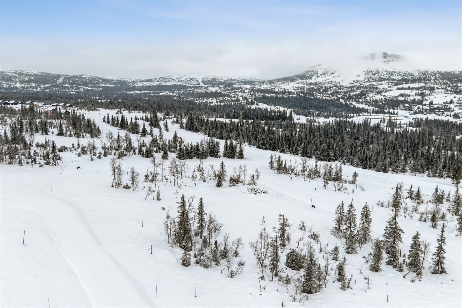 Fra tomten får du en flott utsikt over det snøkledde fjellandskapet på Skeikampen. Galleribilde