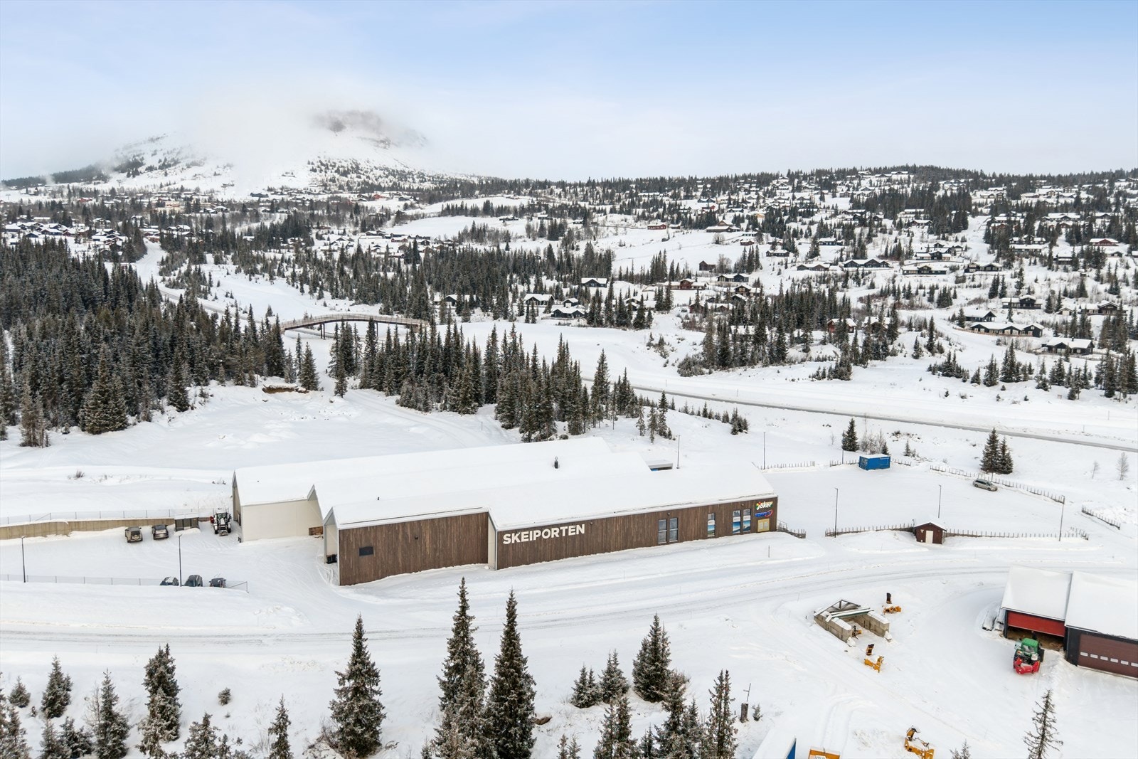 Etter en lang dag i fjellet finnes det flere serveringssteder i nærheten, som Segalstad Seter og Thon Hotel Skeikampen. Galleribilde