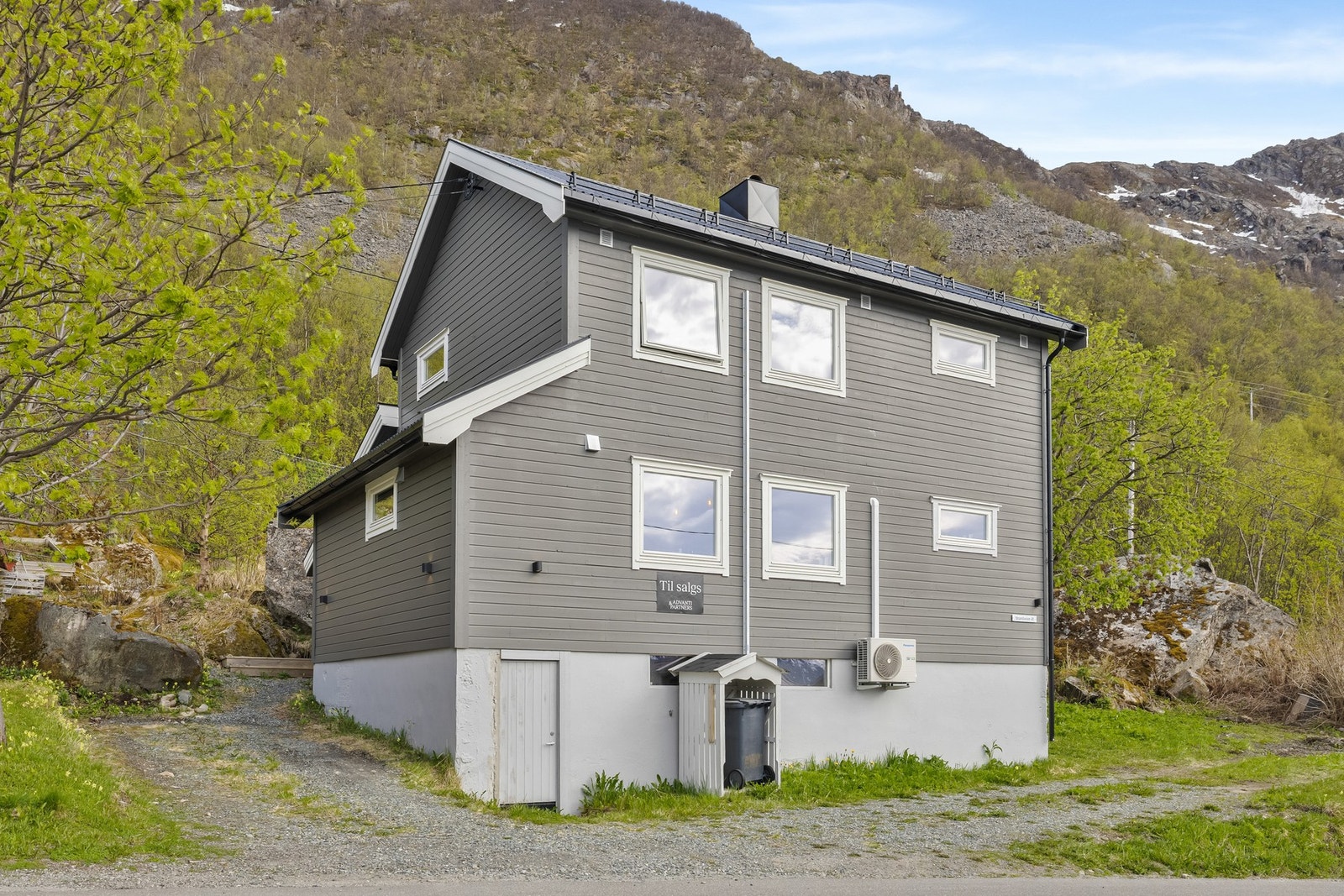 Tomten er opparbeidet med gruslagte partier og naturstein. Galleribilde
