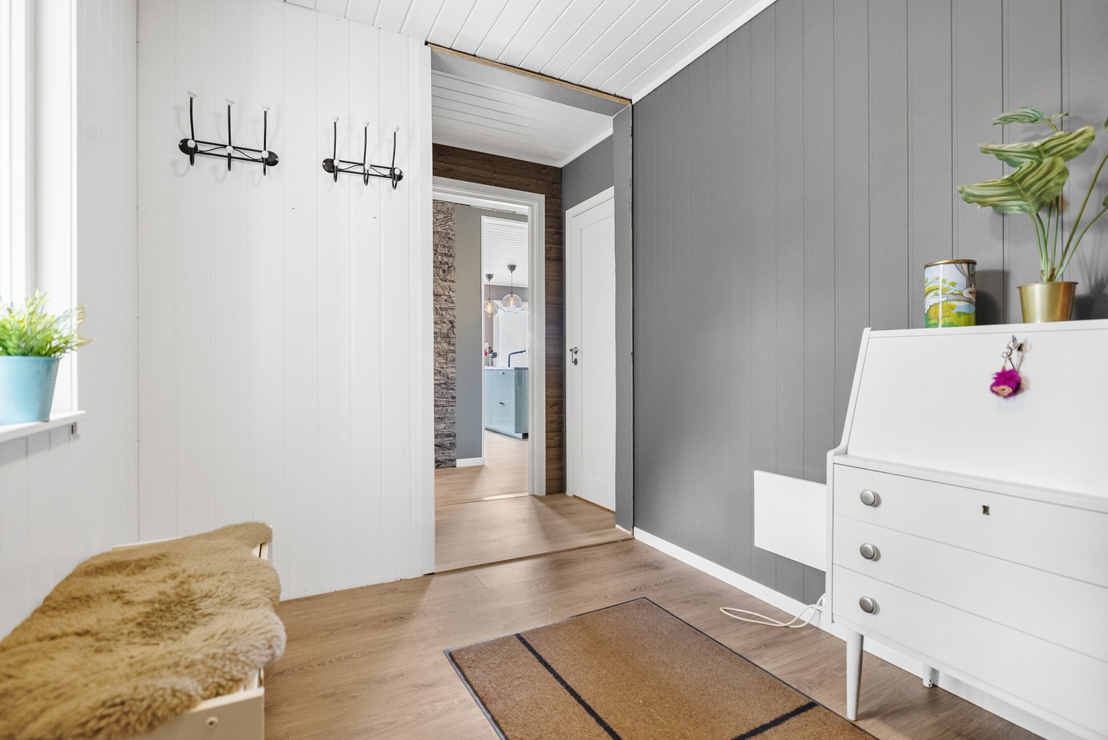 Innbydende entré med plass til oppbevaring. Galleribilde