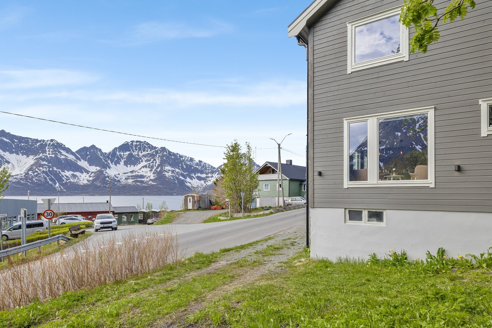 Flott utsikt til de omkringliggende fjellene. Galleribilde