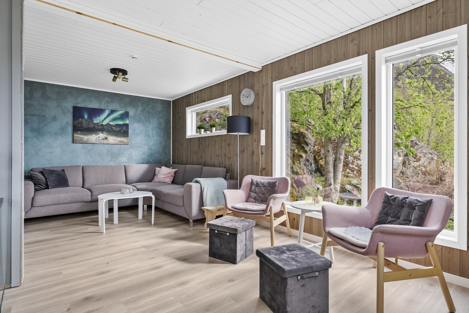 Romslig stue med plass til en stor sofagruppe. Galleribilde