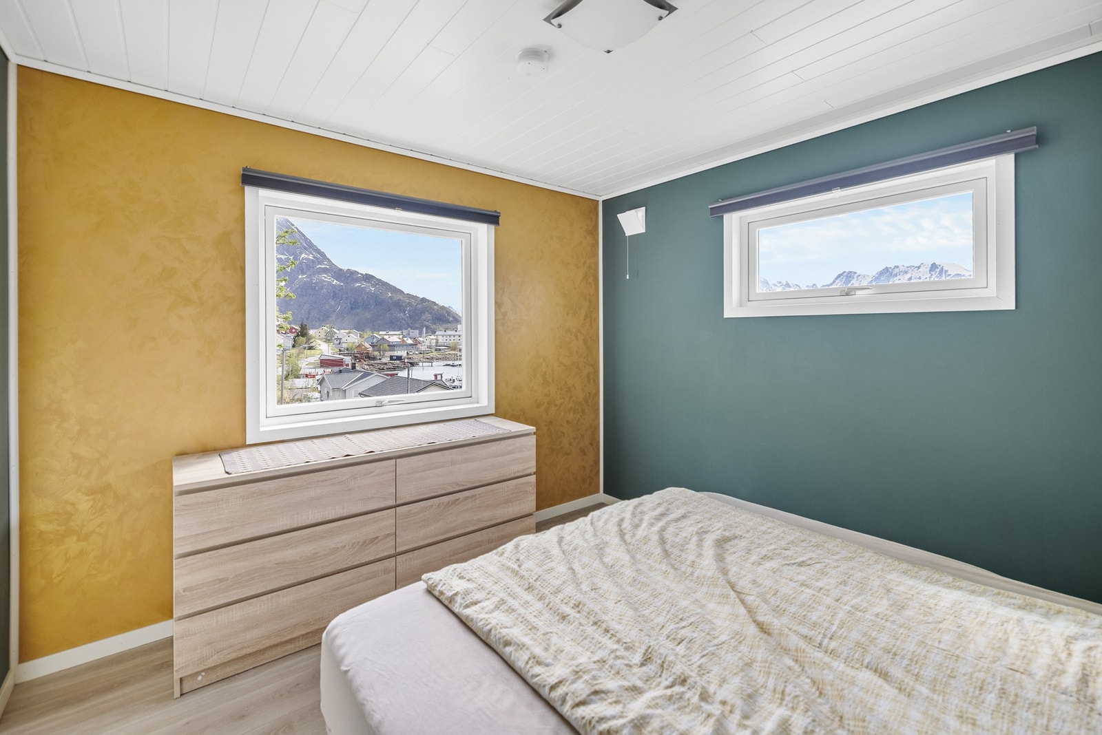 Lyst hovedsoverom med plass til dobbeltseng. Galleribilde