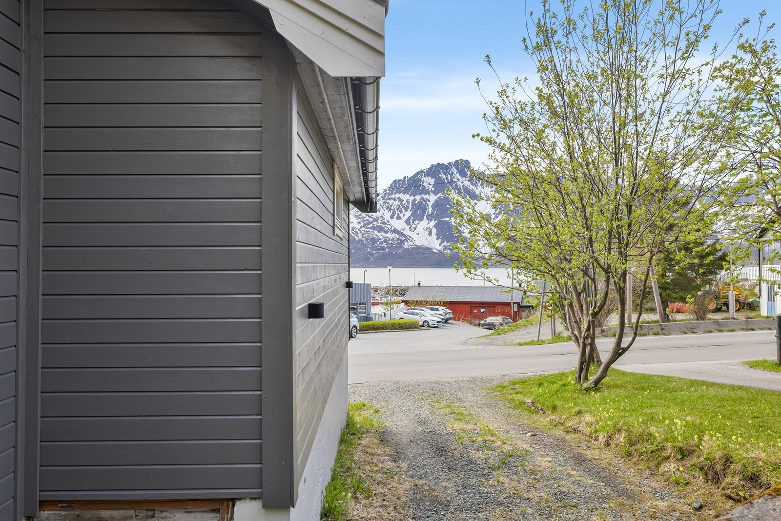 Utsikt mot fjell og sjø fra eiendommen. Galleribilde