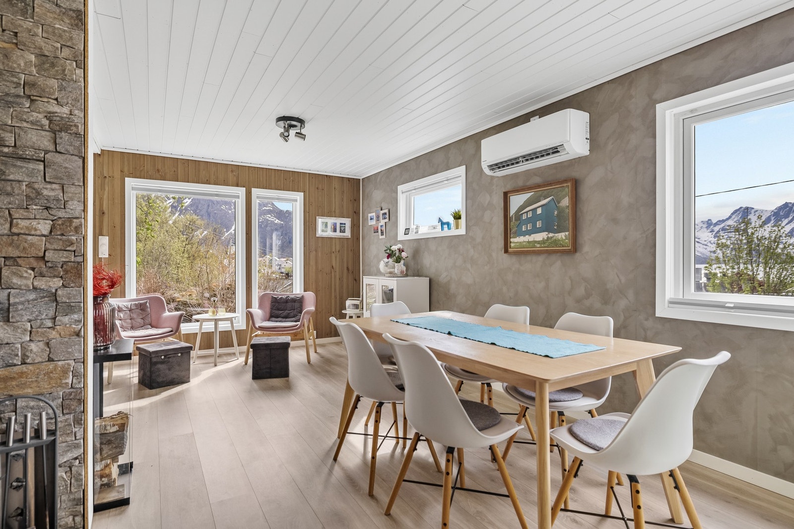 Stuen har ildsted og varmepumpe for effektiv oppvarming. Galleribilde