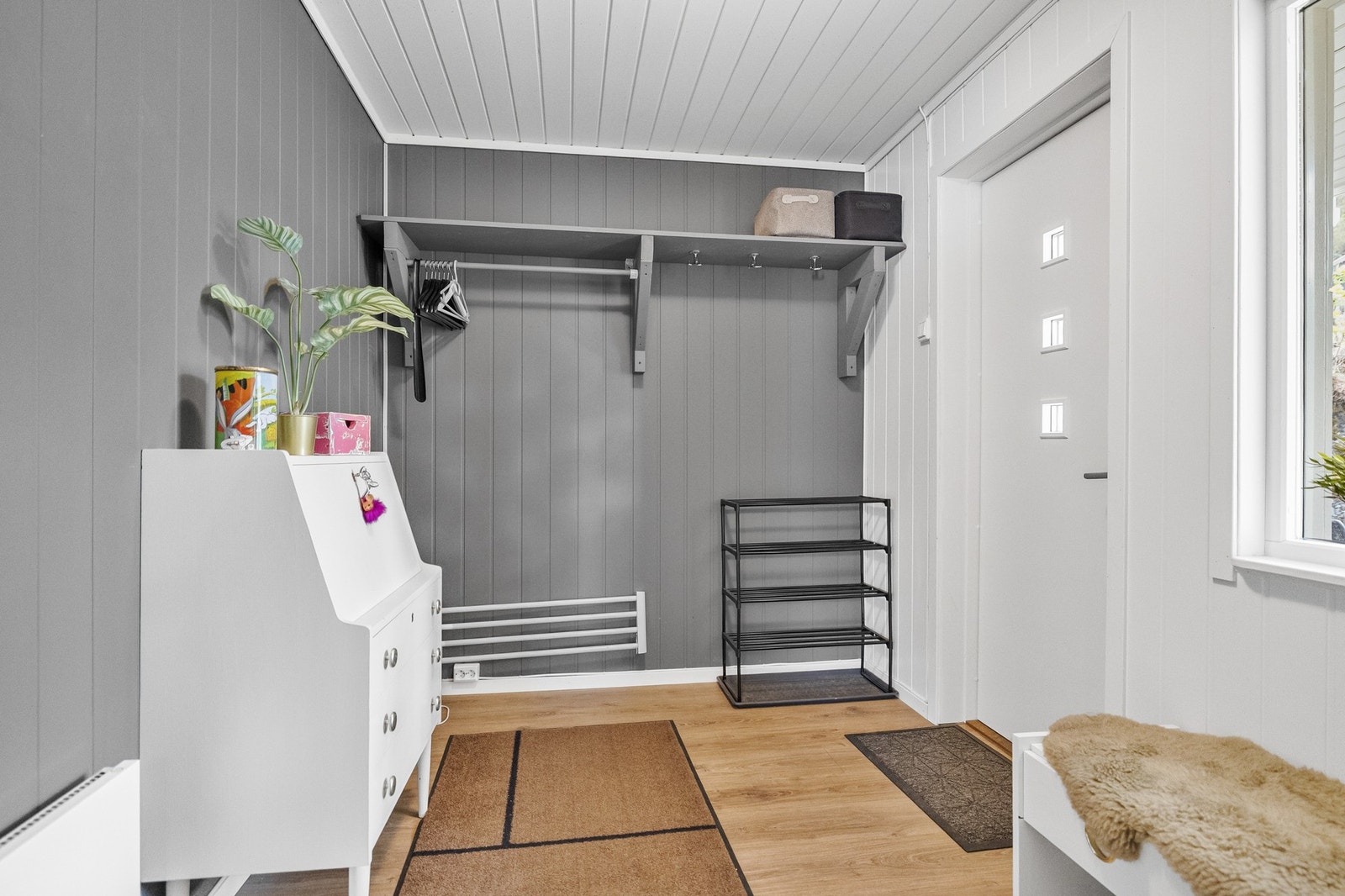 Praktisk garderobeløsning i gangen. Galleribilde
