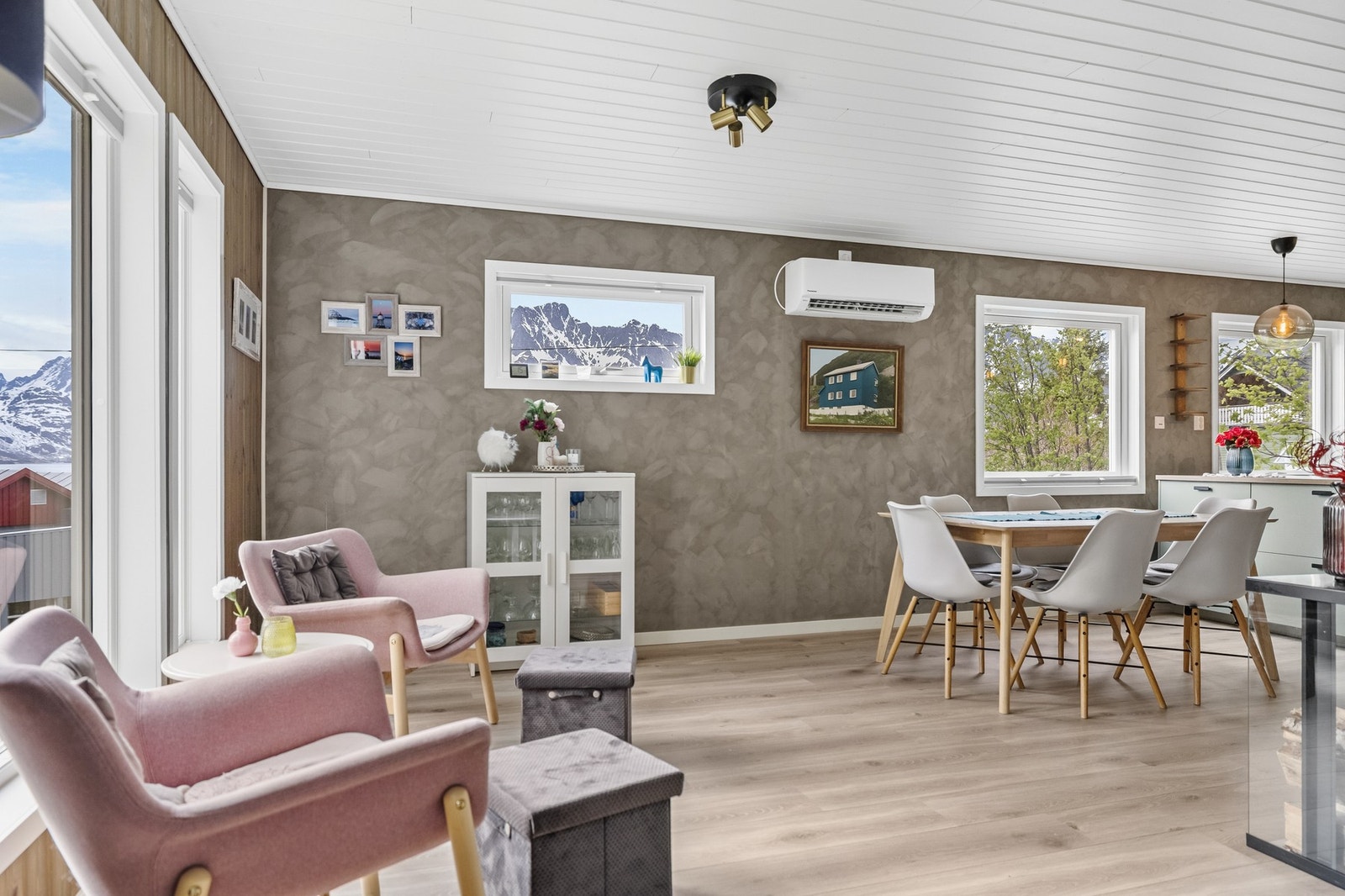 Store vindusflater gir rikelig med naturlig lys. Galleribilde