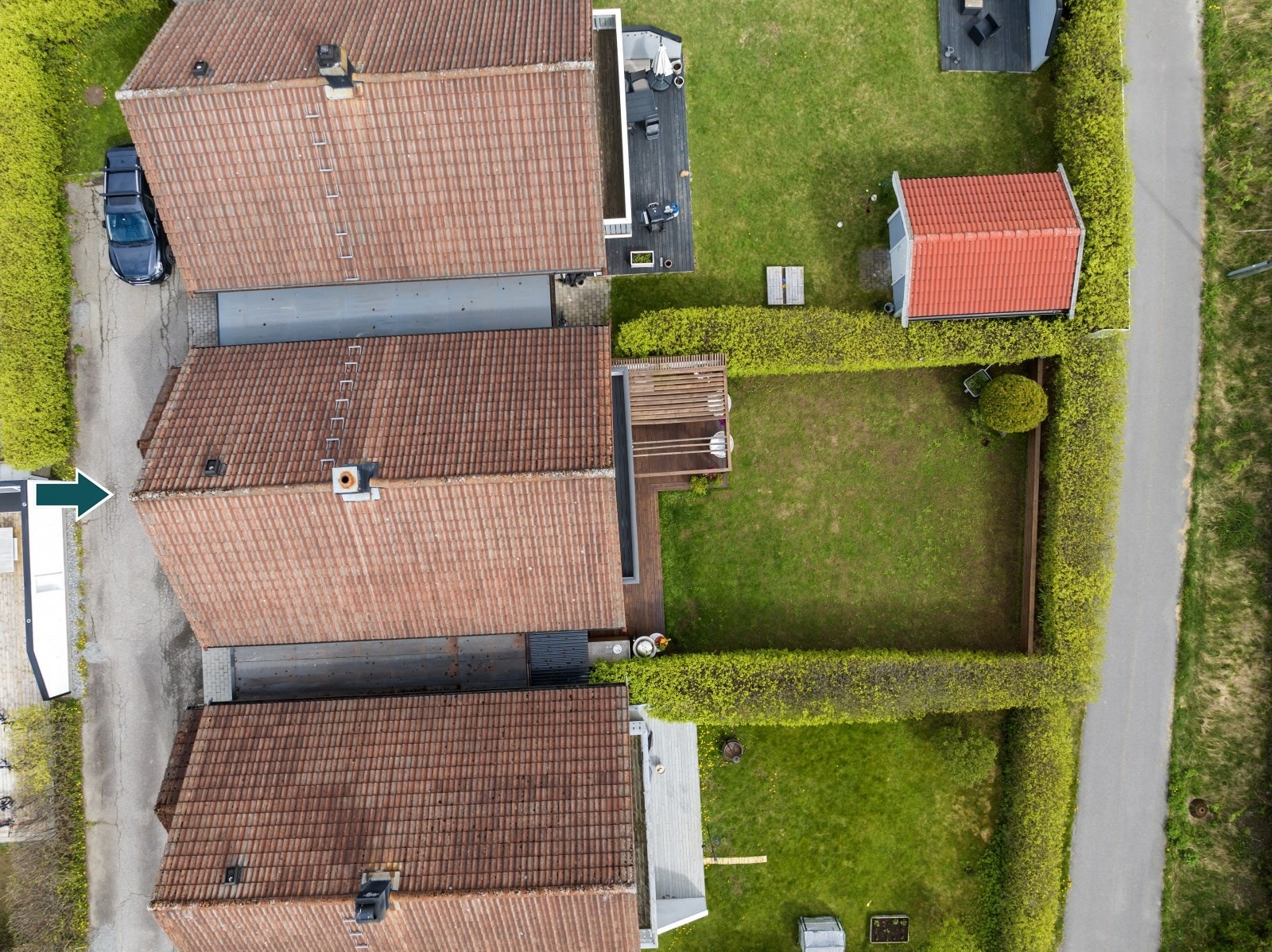 Legg merke til det skjermede og hyggelige uteområdet som gir eiendommen en privat og innbydende atmosfære. Galleribilde