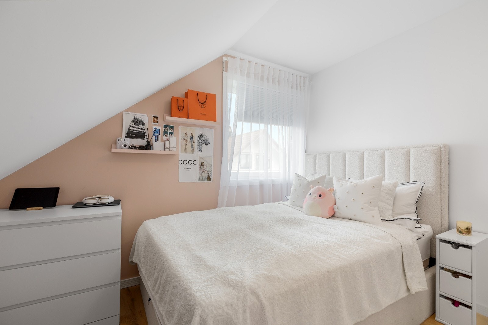 Soverom 3 er lyst og innbydende, med god plass til dobbeltseng, garderobe og nattbord. Galleribilde