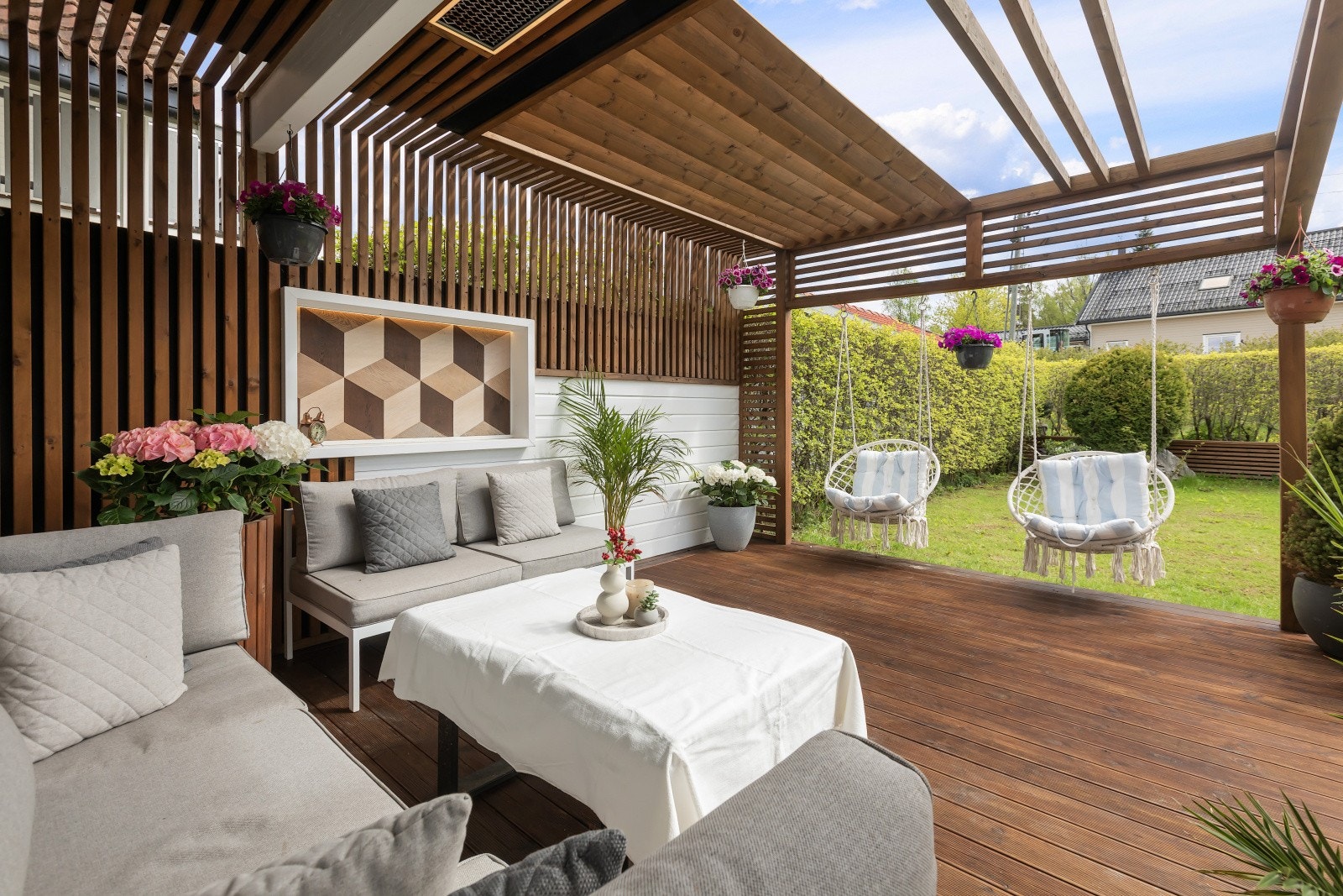 Eiendommen byr på et flott uteområde med en romslig terrasse med pergola samt en hyggelig hageparsell som gir gode muligheter for både avslapning og uteaktiviteter. Galleribilde