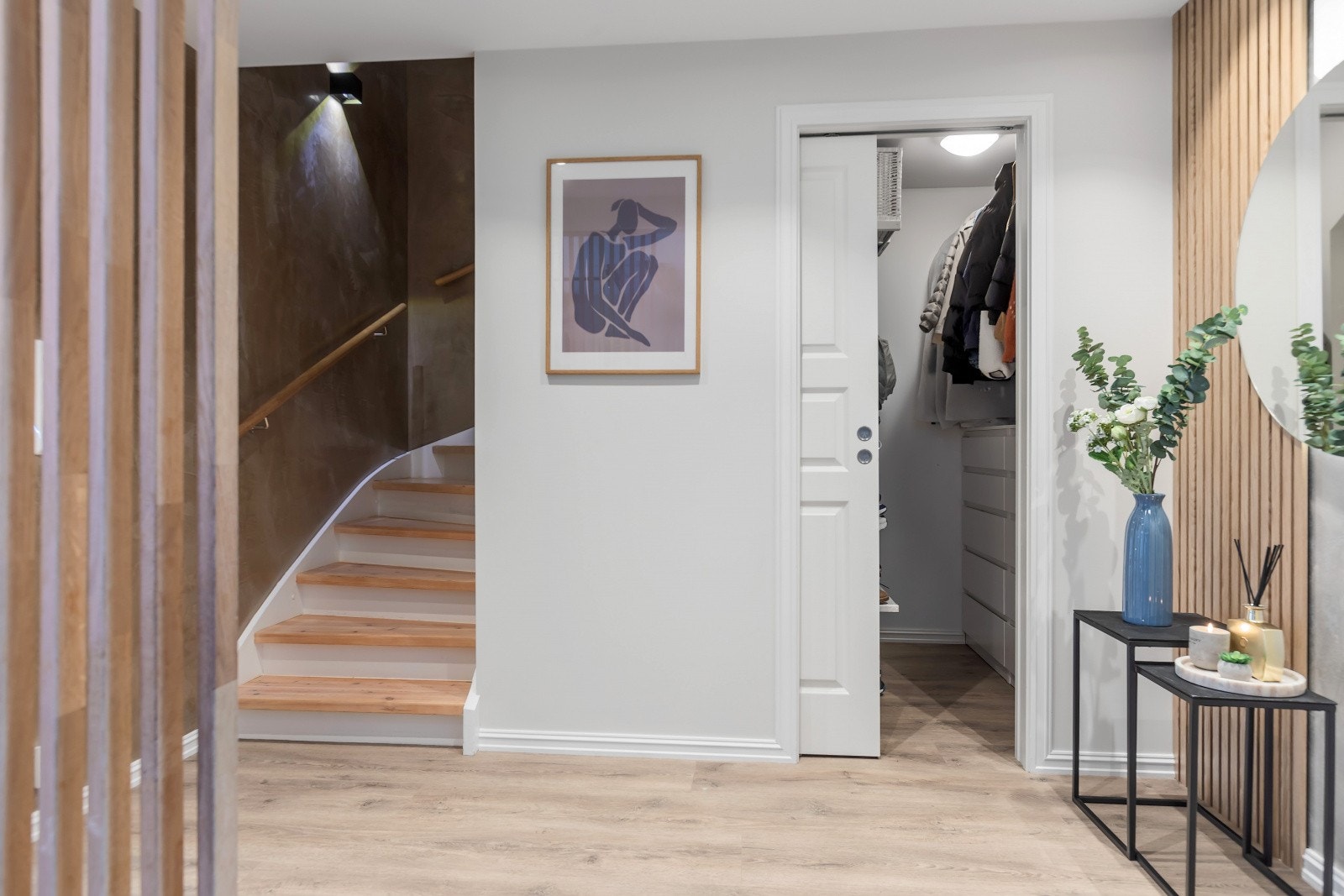 Videre inn i gangen finner du en praktisk innredet bod som gir gode oppbevaringsmuligheter for yttertøy og sko. Galleribilde