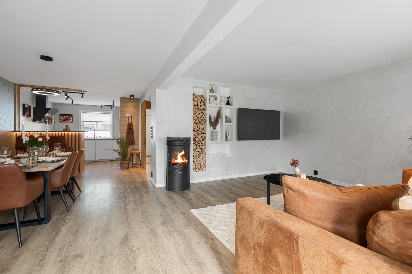 I stuen er det installert vedovn som bidrar med både behagelig varme og en lun atmosfære. Galleribilde
