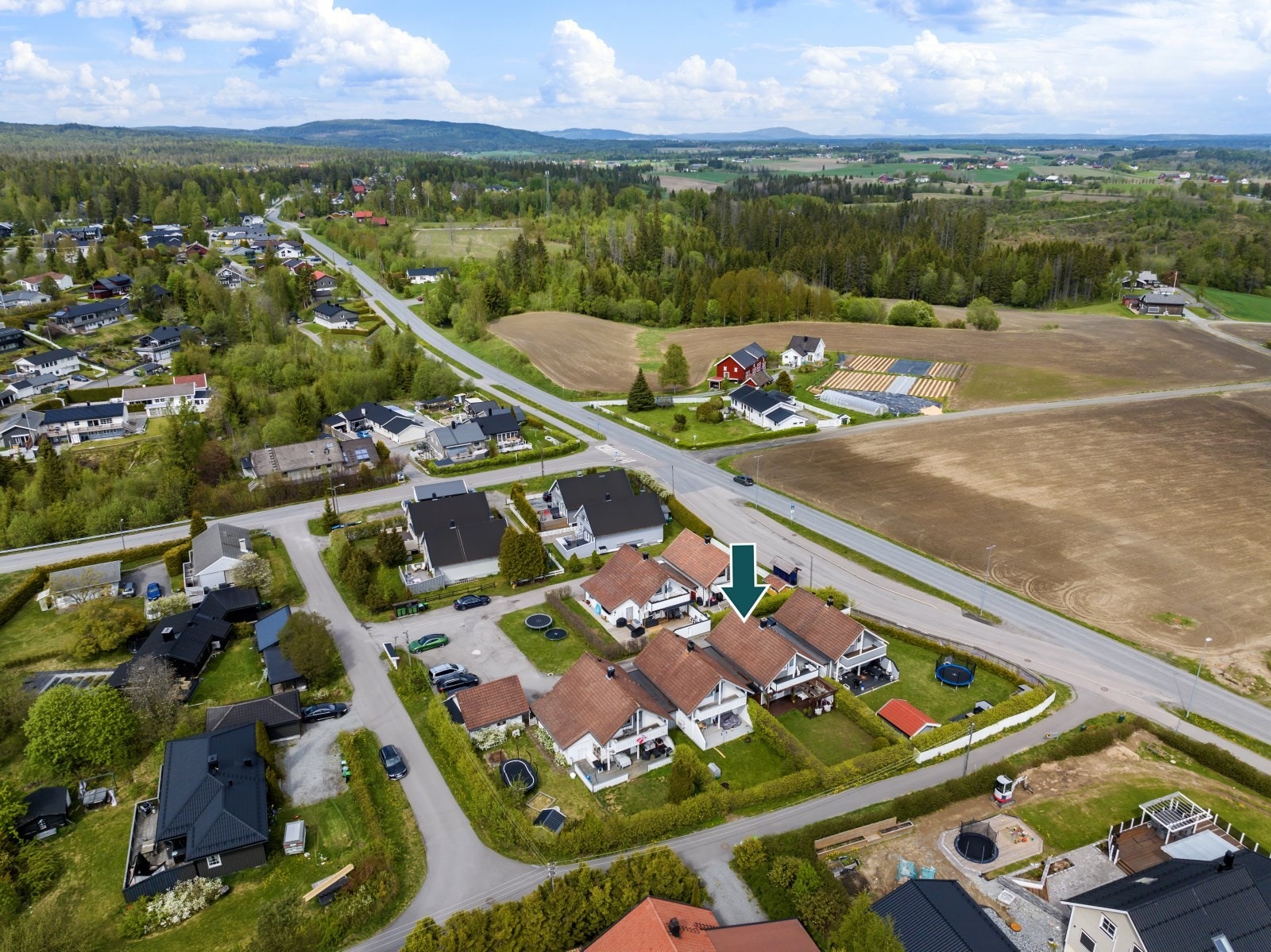 Bussholdeplass ligger like i nærheten, med enkel tilgang til offentlig kommunikasjon. Galleribilde