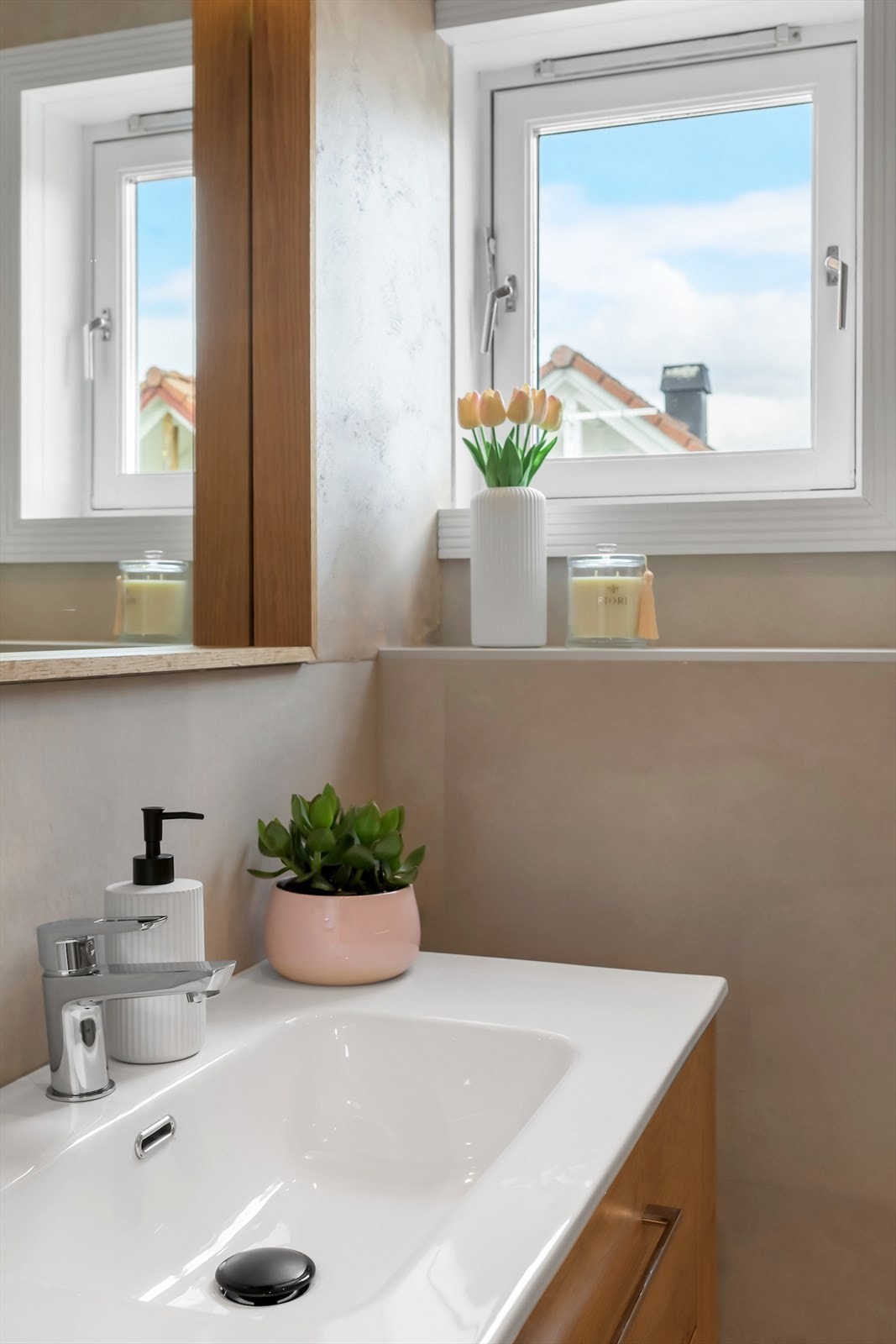 Badet er også totalrenovert av dagens eier og fremstår som moderne og gjennomført. Galleribilde